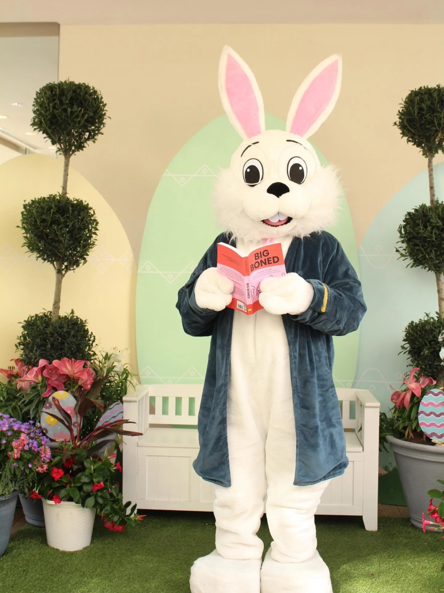 &ldquo;Big Boned is eggcellent!!&rdquo; ⭐️⭐️⭐️⭐️⭐️
&mdash; the Easter Bunny

Hope you and yours are having the sweetest weekend 💛
(Margot not pictured bc&hellip;still not sold on characters 😅)
#bigbonedbook #punintended #easterread #booktok #bookst