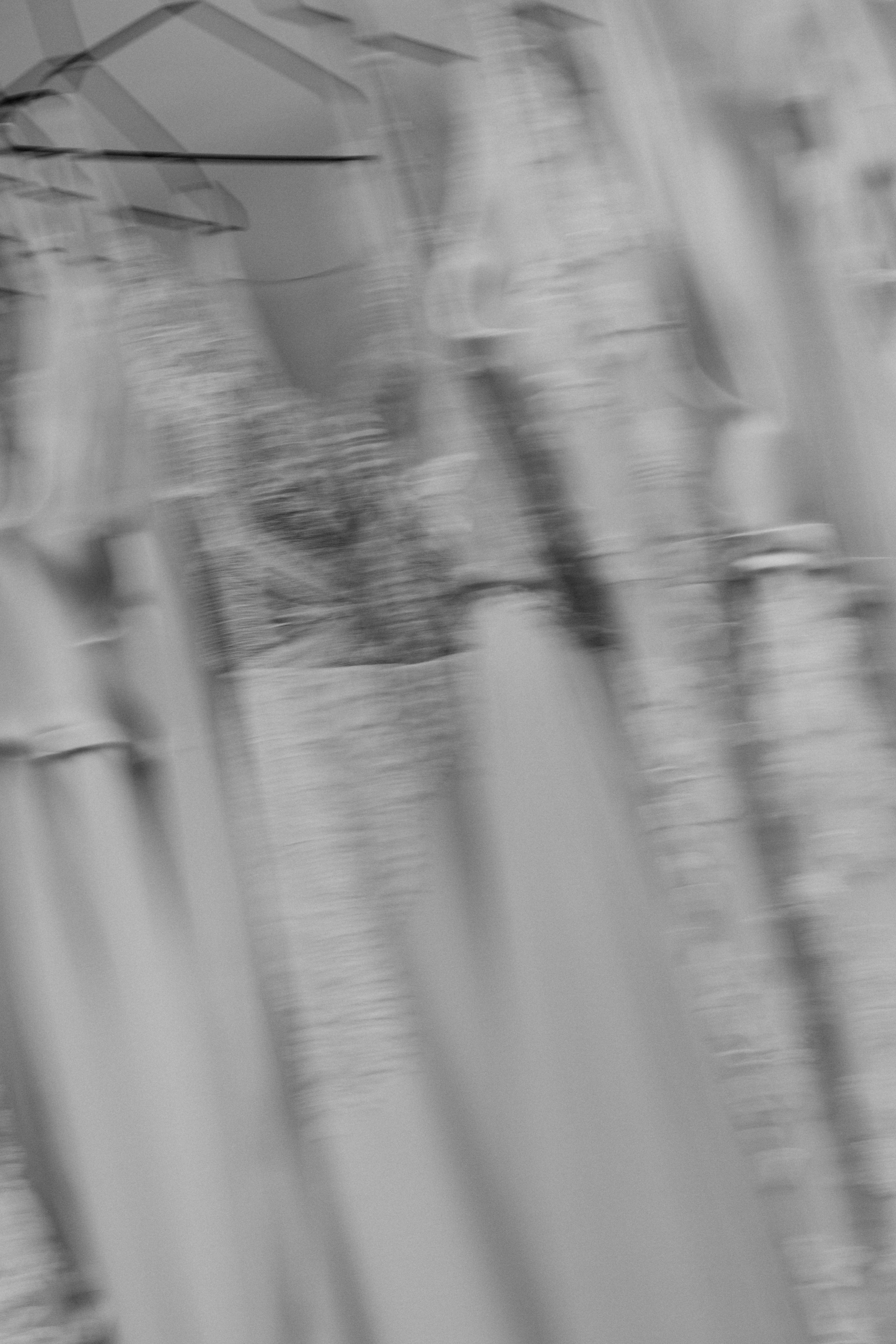 Abstrakte, schwarze und weiße Fotografie mit unscharfen Linien und Texturen.