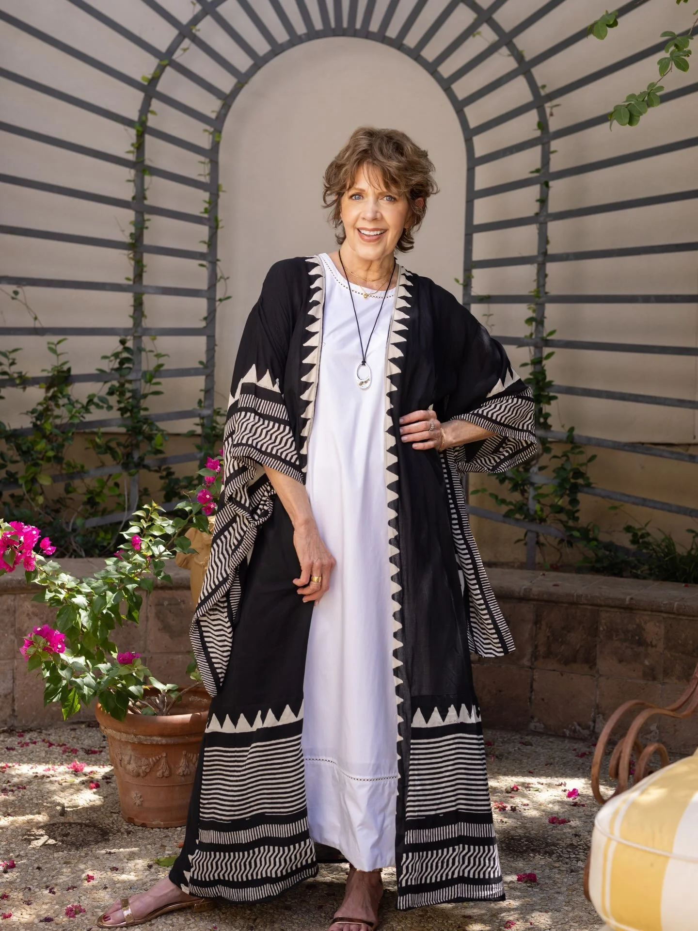 I love to take a simple white dress, like this white poplin maxi dress I bought from @bananarepublic last summer, and mix it with different jackets whether it&rsquo;s a blue jean jacket with the sleeves rolled back, or this black and white kaftan I b