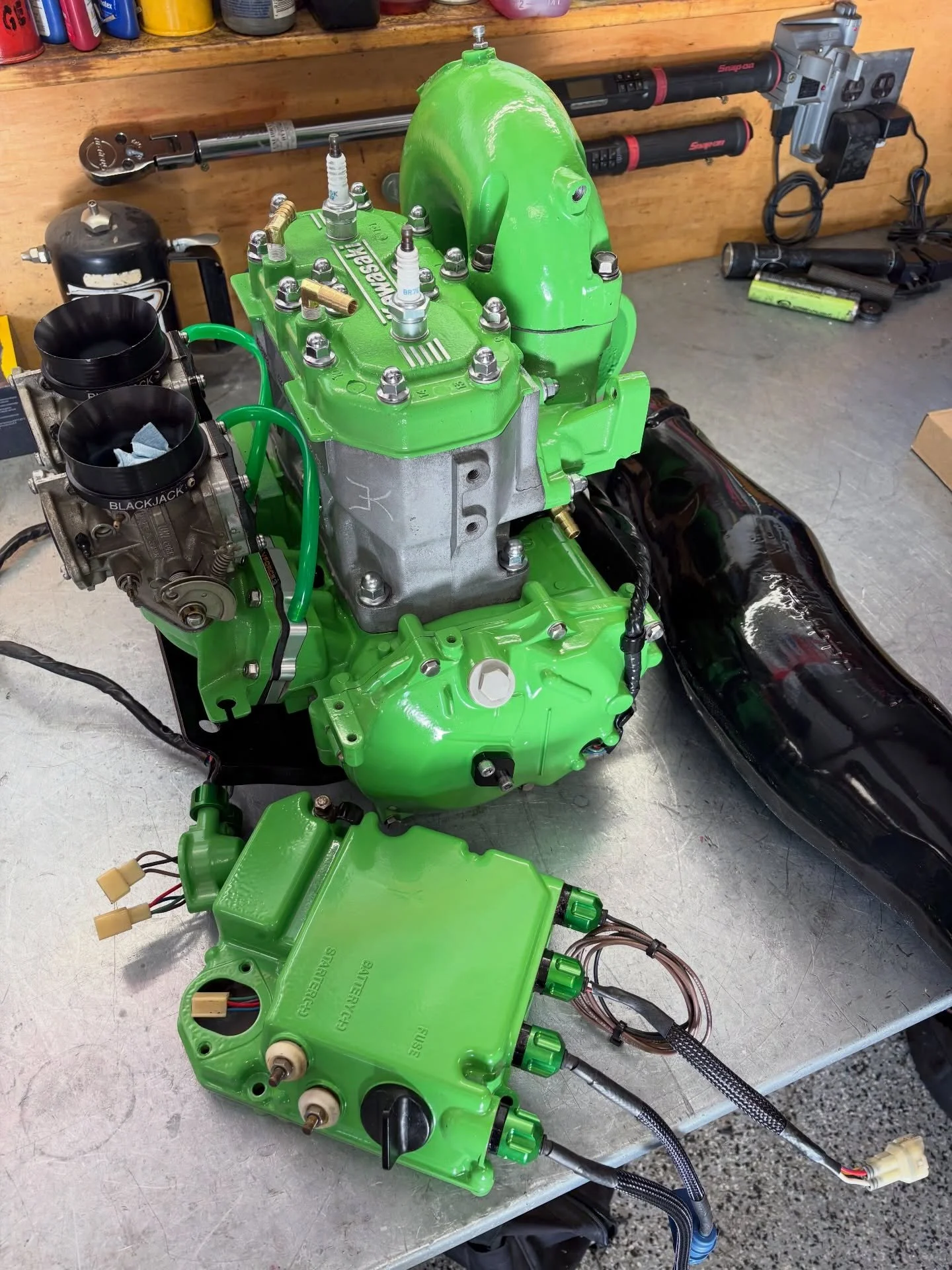 Spicy Kawasaki 800 build
-Ported
-Crank rebuild
-Bored
-Powder coated
-Bored intake for 48s
-Offset bored manifold for Factory Pipe
-Milled head for 180 PSI
-V force reeds

#kawasaki #jetski #X2 #standup #watercraft