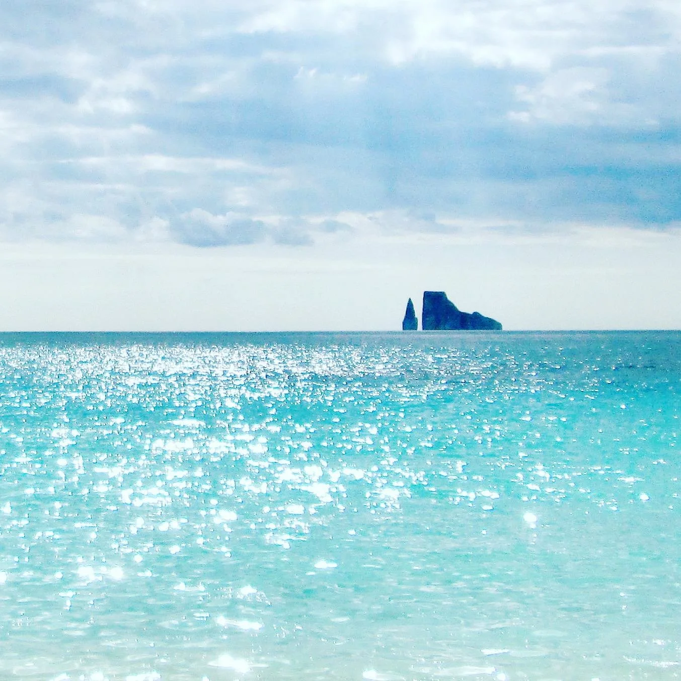 Kicker Rock 🪨 

.
.
.

#bestnatureshot #amazing_shots #ic_nature #ourplanetdaily #picture_to_keep #places_wow #aroundtheworldpix #raw_waters #beautifuldestinations #awesomeearth #beautiful_world #nature_perfection #stunning_shots #fantasticearth #wo