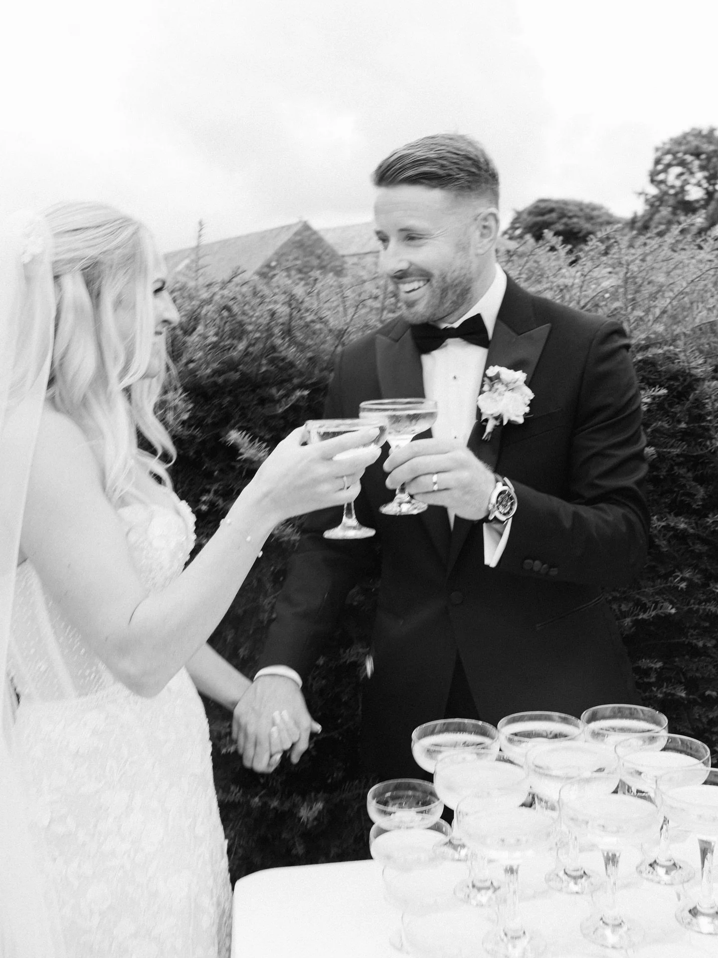 Cocktail hour moments with Francesca &amp; Josh at @shilstoneweddings 🖤

Photos @tarastattonphotography 
Video @sean_white_films 
Florist @hollyhocksflorist 
Makeup @emmaroberts.mua 
Hair @brigitte_fisher 
Dress @kivaandzenbridal