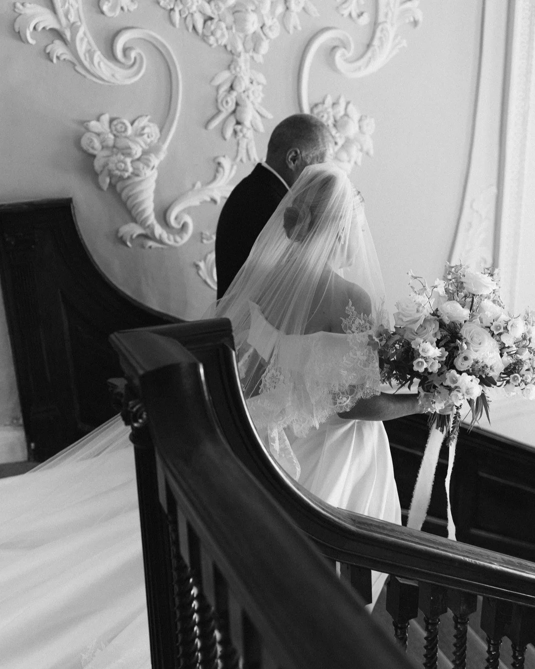 Making the most of the beautiful staircase at @crowcombecourt with these black and white photos of Alicia and her Dad taken moments before the ceremony. 🖤
Photographer @tarastattonphotography
Video @marcussladefilms
Content creator @undercoverbesti
