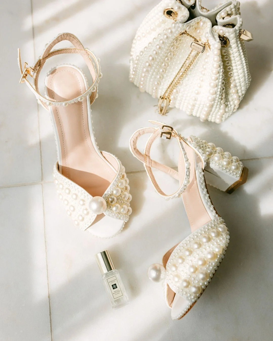 Sunshine, marble and pearls, the perfect bridal flatlay combo for Charlotte 🐚🫧

Venue @lympstone_manor 
Photo @tarastattonphotography 
Planner @lauralouisehallweddings