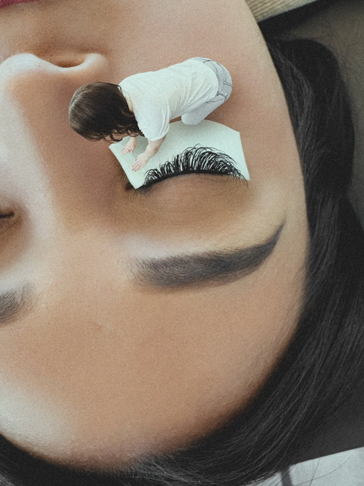 Lash a client with myself &amp; I 😌 

1. Roll down eye pads to isolate the bottom lashes from the top
2. Lift the lids gently to ensure a clear view of the natural lash line.
3. Isolate
4. Apply lash extensions 
5. Repeat about 100 times until you&r