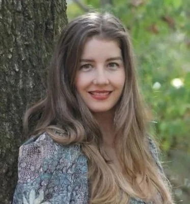 Woman with long hair by a tree, Intuitive Energy Healer, Breathwork Facilitator, Teacher, Herbalist in Woodstock, NY