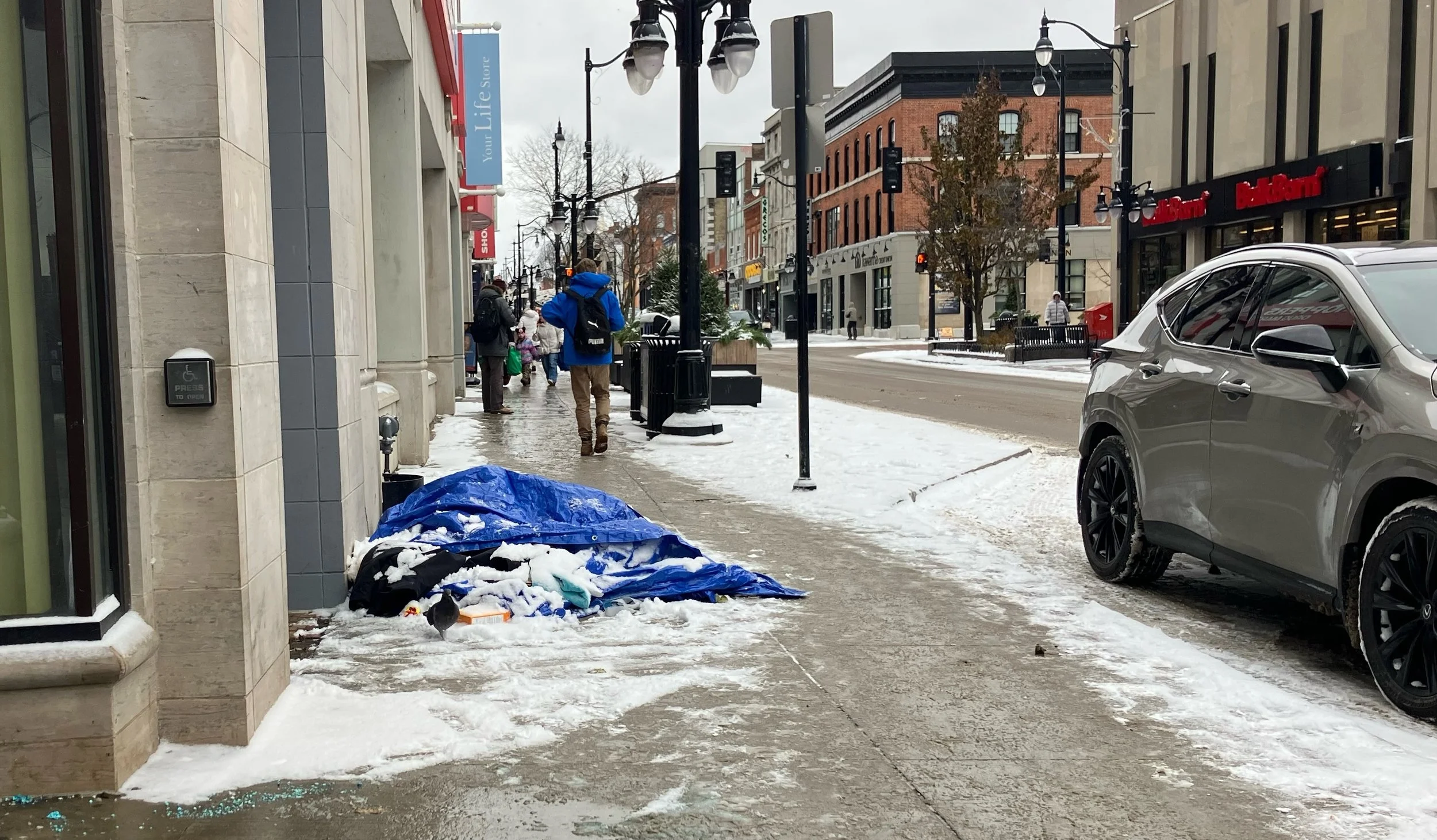 Clarification of an incident involving a business and an individual experiencing homelessness.