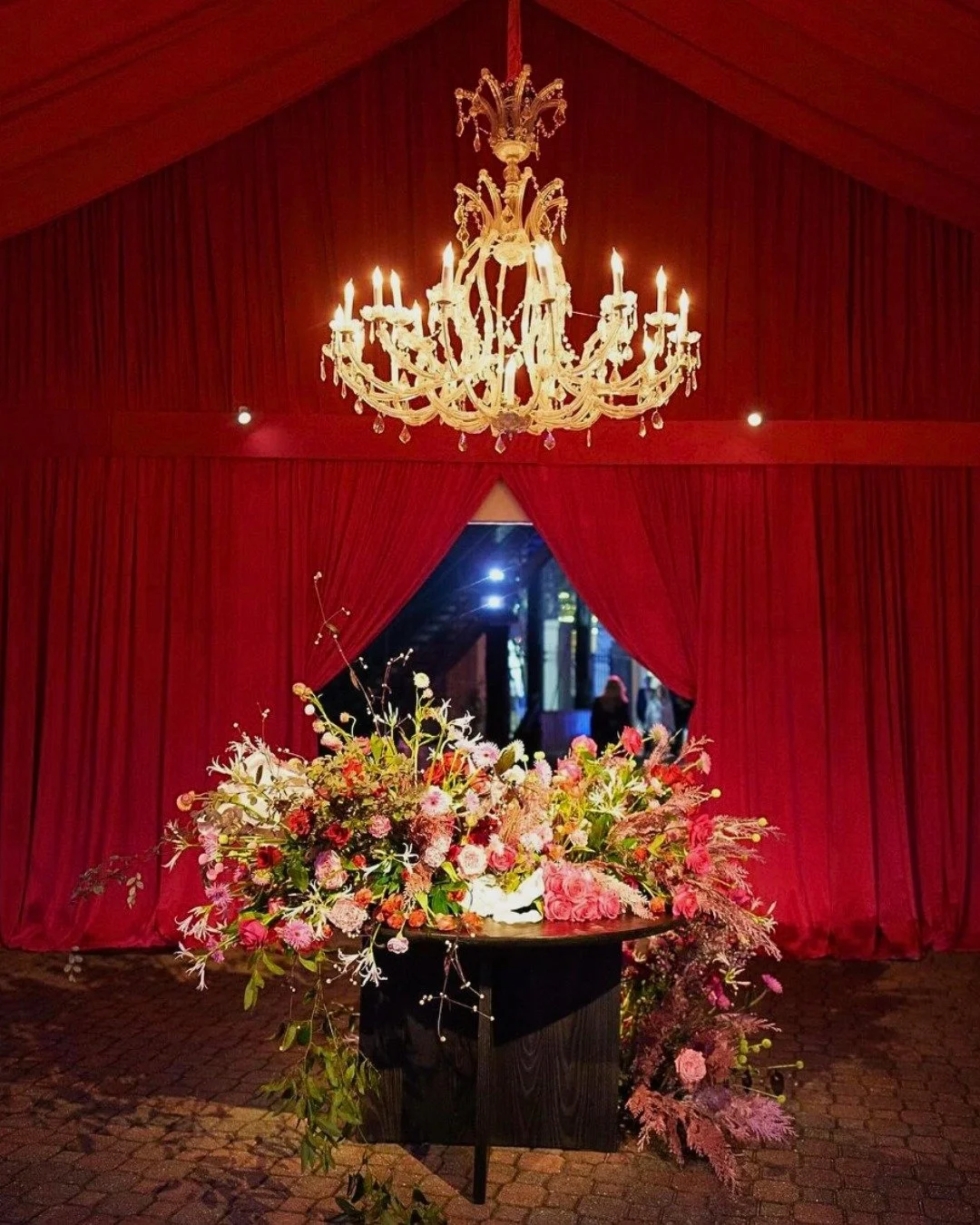 🖤 I WANT THE DRAMA 🖤

The red velvet. The chandeliers.

Most importantly, the stop-and-gawk floral centerpieces.

You bring the vision, I&rsquo;ll bring it to life. Inquire at the link in my bio 😉

Florals @kimstarrwise | Tent + Pink Carpet @tents