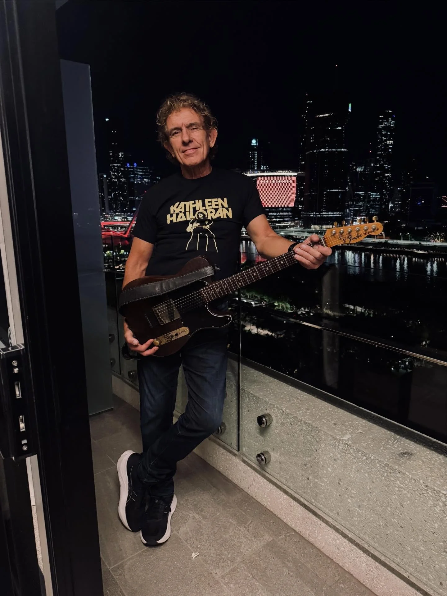 When your all time guitar hero rocks your new merch, it hits different 😭&hearts;️🙏🏻 @ianmossmusic @ausmusictshirtday_official @fender