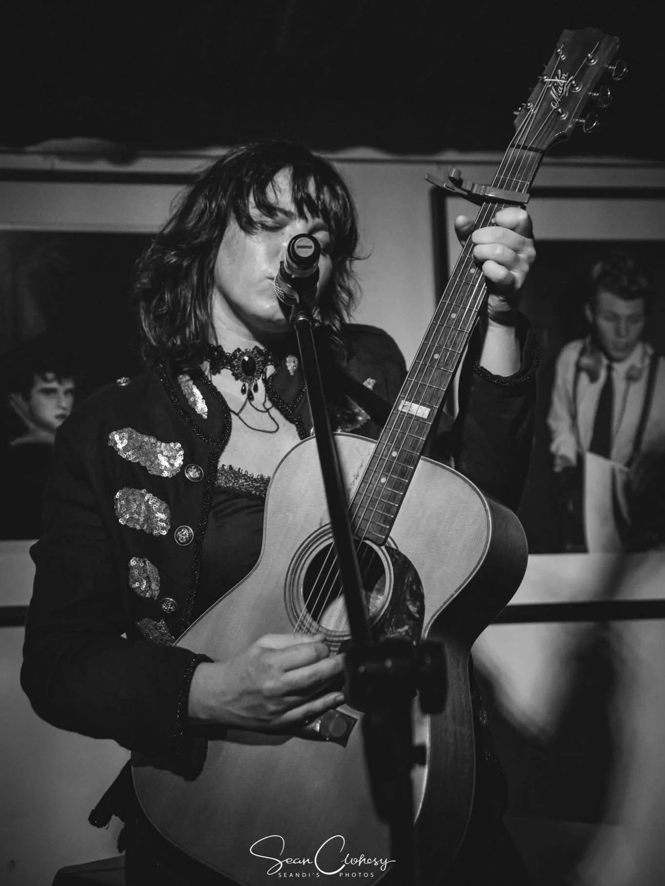 How it starts vs how it ends courtesy of @sean.clohesy 😅🎸&hearts;️ @matonguitars @joeythelabel 
Solo gigs are freeeeeeee 🙌🏻🤘🏻