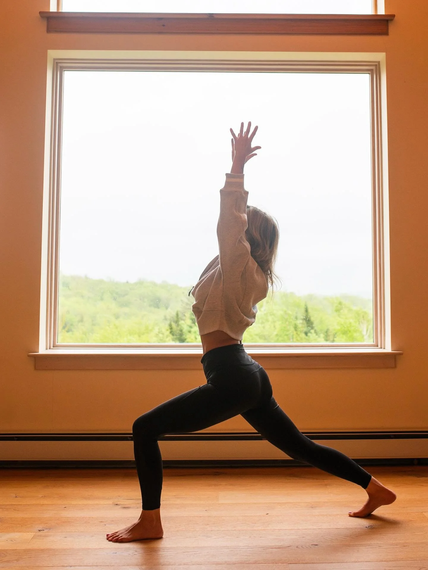 I read something the other day about how 𝖲𝗅𝗈𝗐𝗇𝖾𝗌𝗌 is so misrepresented. We hear slowness and think all white linen curtains, golden sunlight and baking sourdough. 

Slowness is 𝘢𝘭𝘴𝘰 discomfort. Sitting with what we normally push past. We 