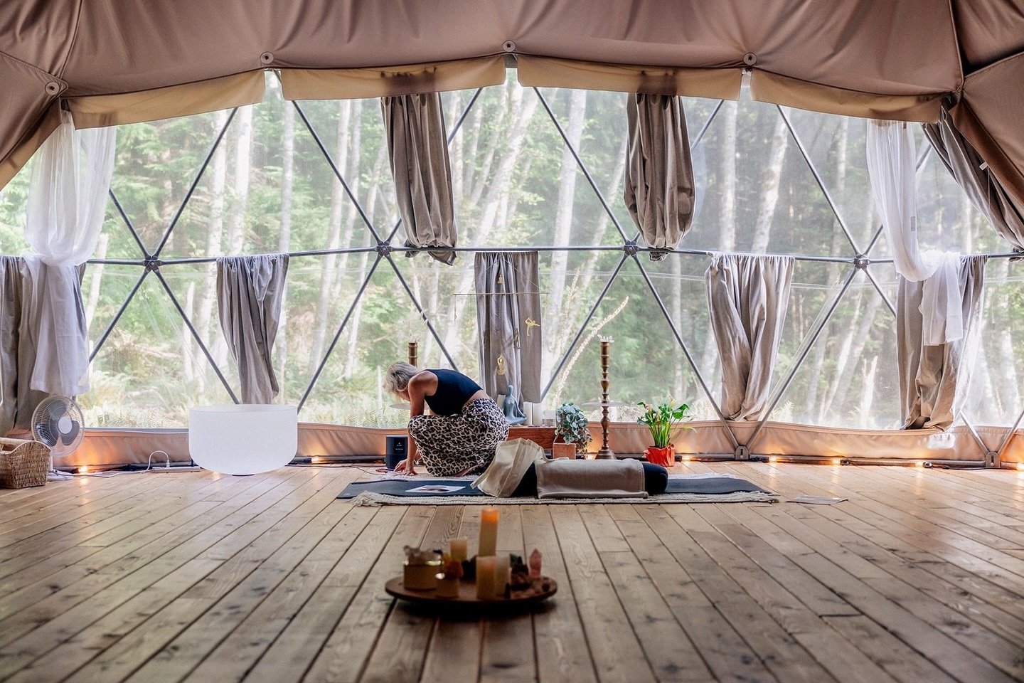 How I Design a Retreat Day 📿 

When I design a retreat day, I&rsquo;m not thinking about how much we can fit in. I&rsquo;m thinking about when people can finally exhale. 

This is how I structure our days&hellip;🕊️ 
If this pace feels nourishing, y