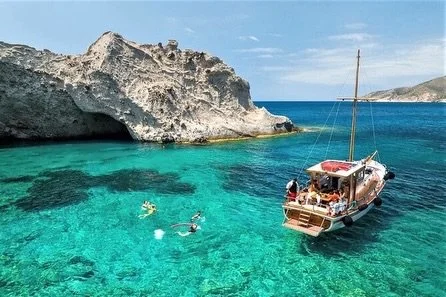 And the last spot goes to&hellip; 
YOU 😜 

GREECE September 12th-19th, 2026 Antiparos Island 🇬🇷 

7 nights accommodation in our gorgeous spread out villa with private pools

3 daily, nourishing meals! 🥘 

A day trip to Paros Island (lunch paid pe