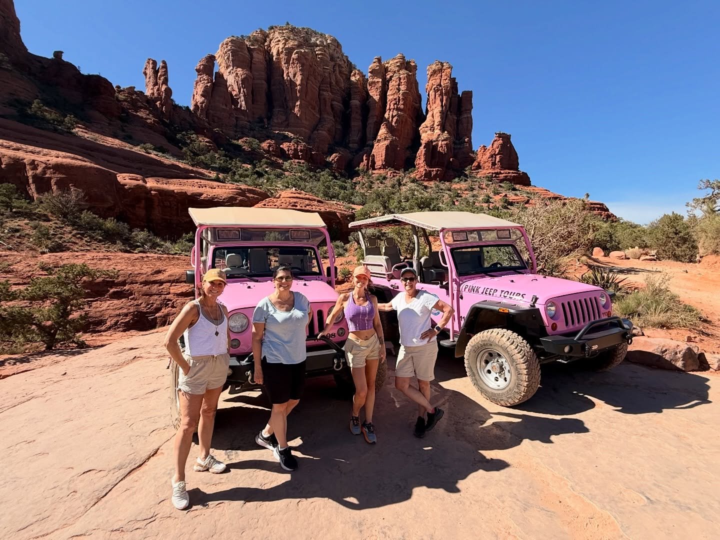 Sedona so far 🌵 

So much more fun to come!! Today some of us went for the pink jeep tour and tomorrow we hike to Cathedral Rock Vortex. Our bellies are so full by @chefeileenelizabeth 🥘 

Today&rsquo;s theme was finding your way to flow 🌀 
Where 
