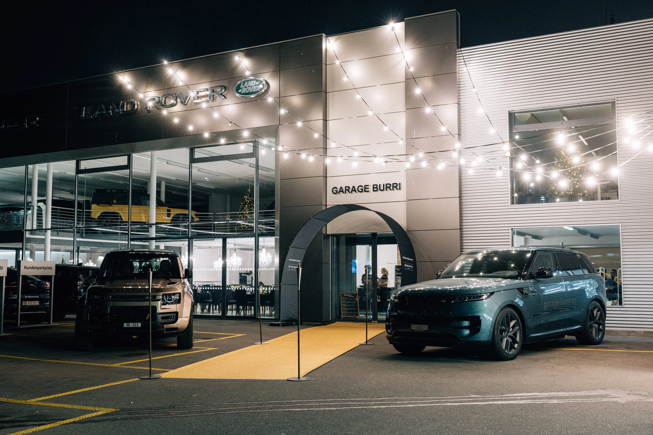 rangerover_christmas_burri_2025-1.jpg