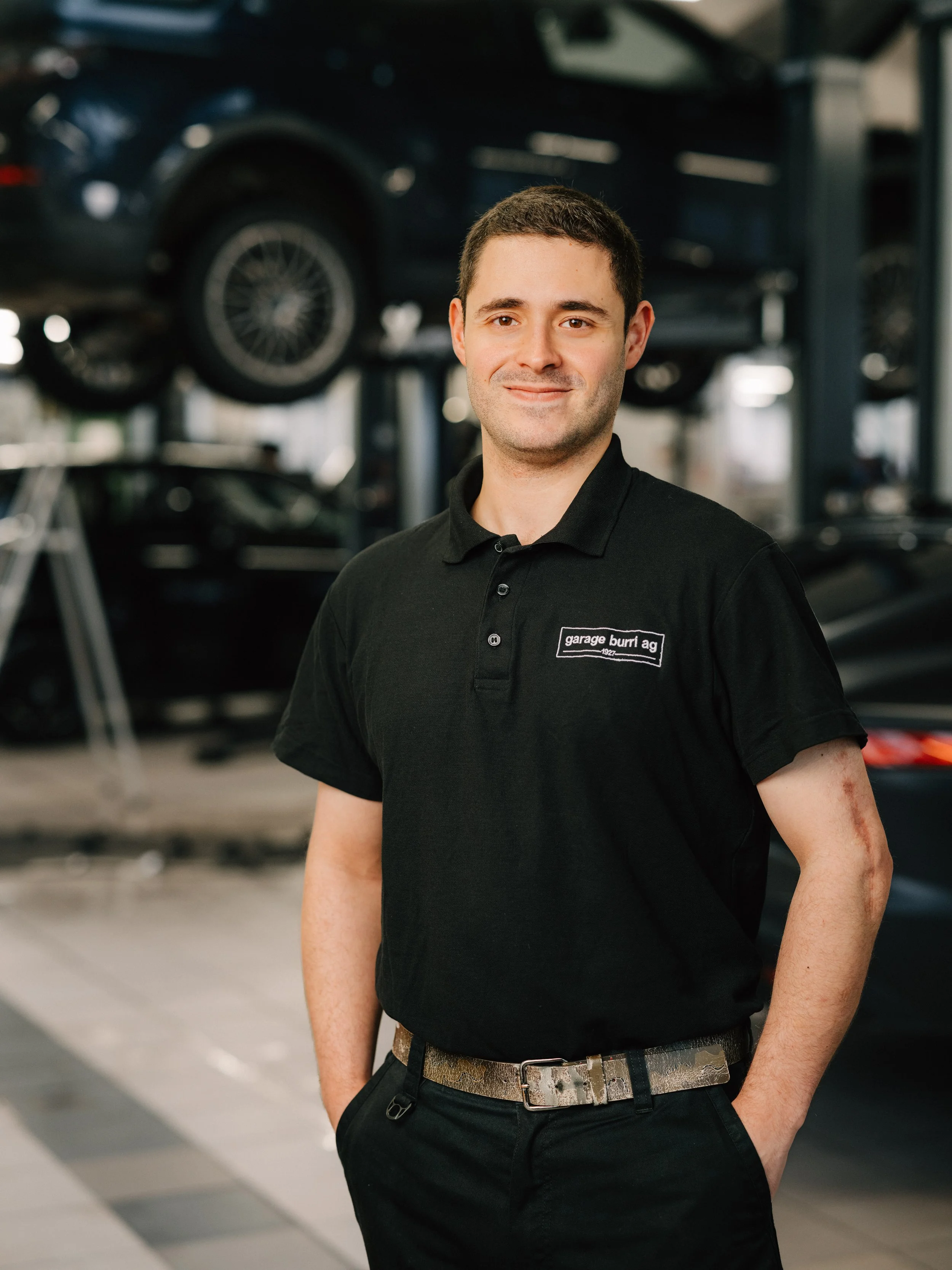 Ein anonymes Profilbild einer männlichen Person mit kurzem Haar, unscharf, auf weißem Hintergrund.