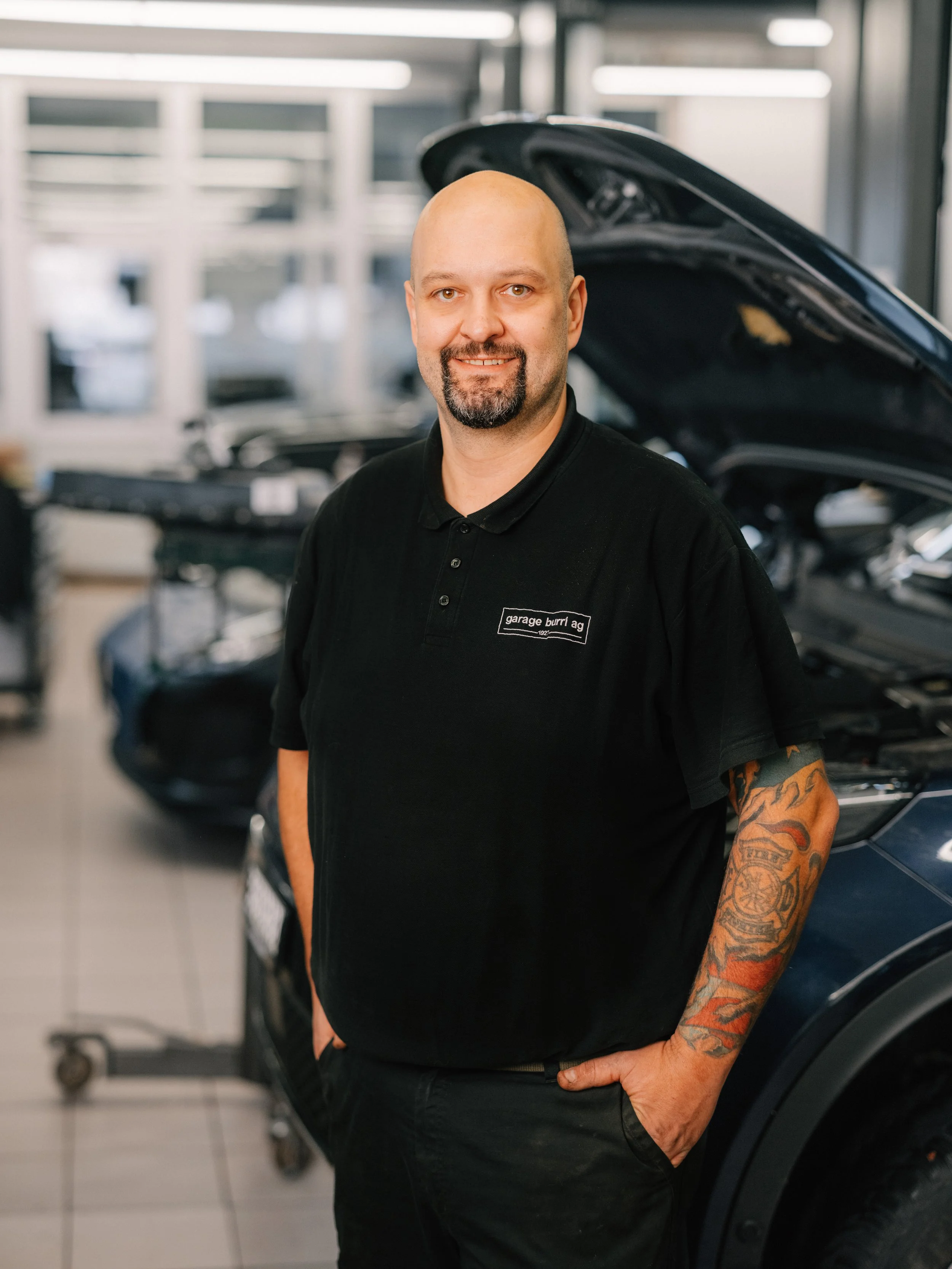 Ein unscharfes, blaugraues Profil einer Männerkopf-Silhouette vor hellem Hintergrund.