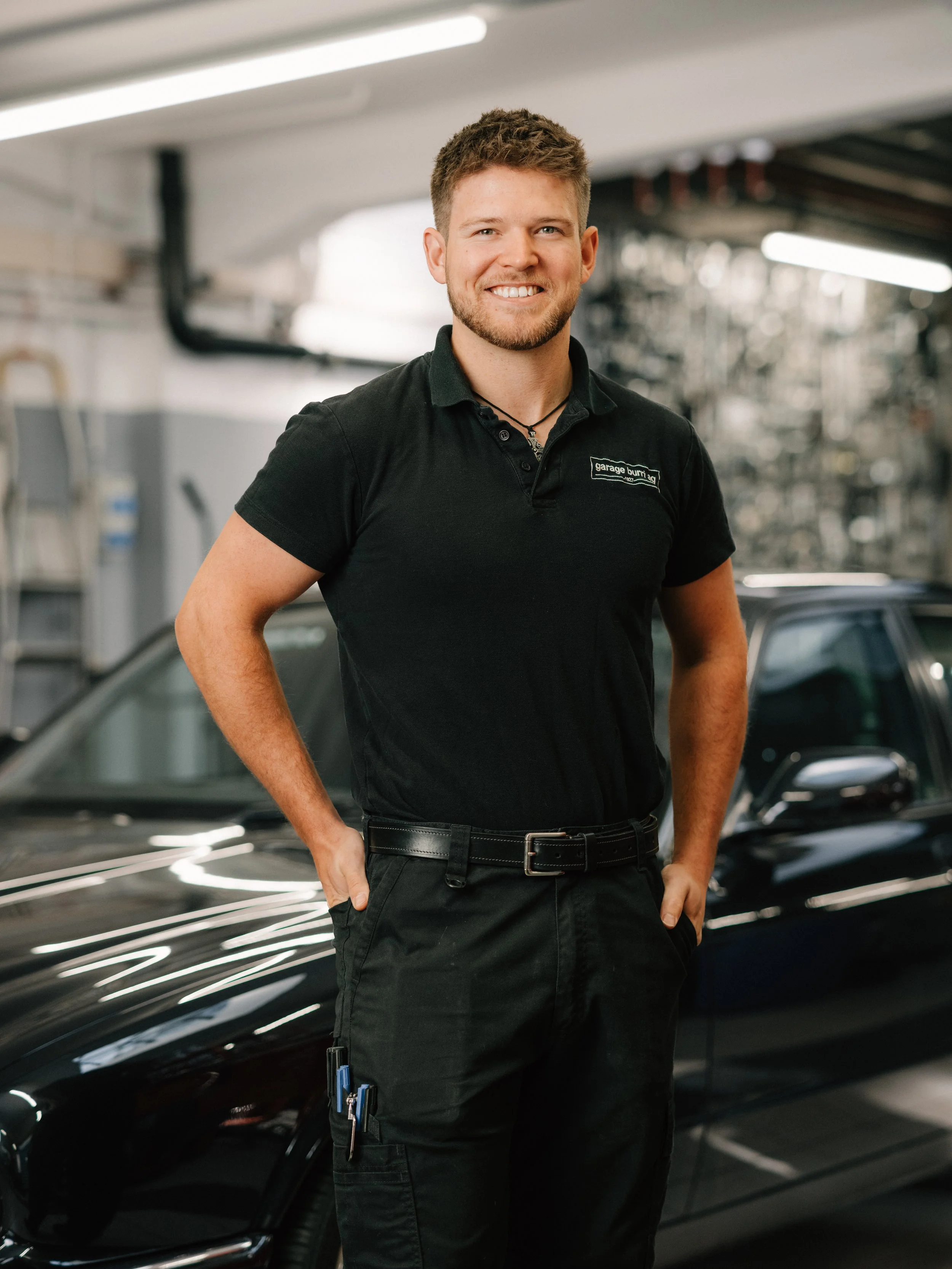 Ein anonymes, blaueingefärbtes Platzhalterprofilbild einer Person mit kurzer Frisur, in einem weißen Kreis auf hellem Hintergrund.