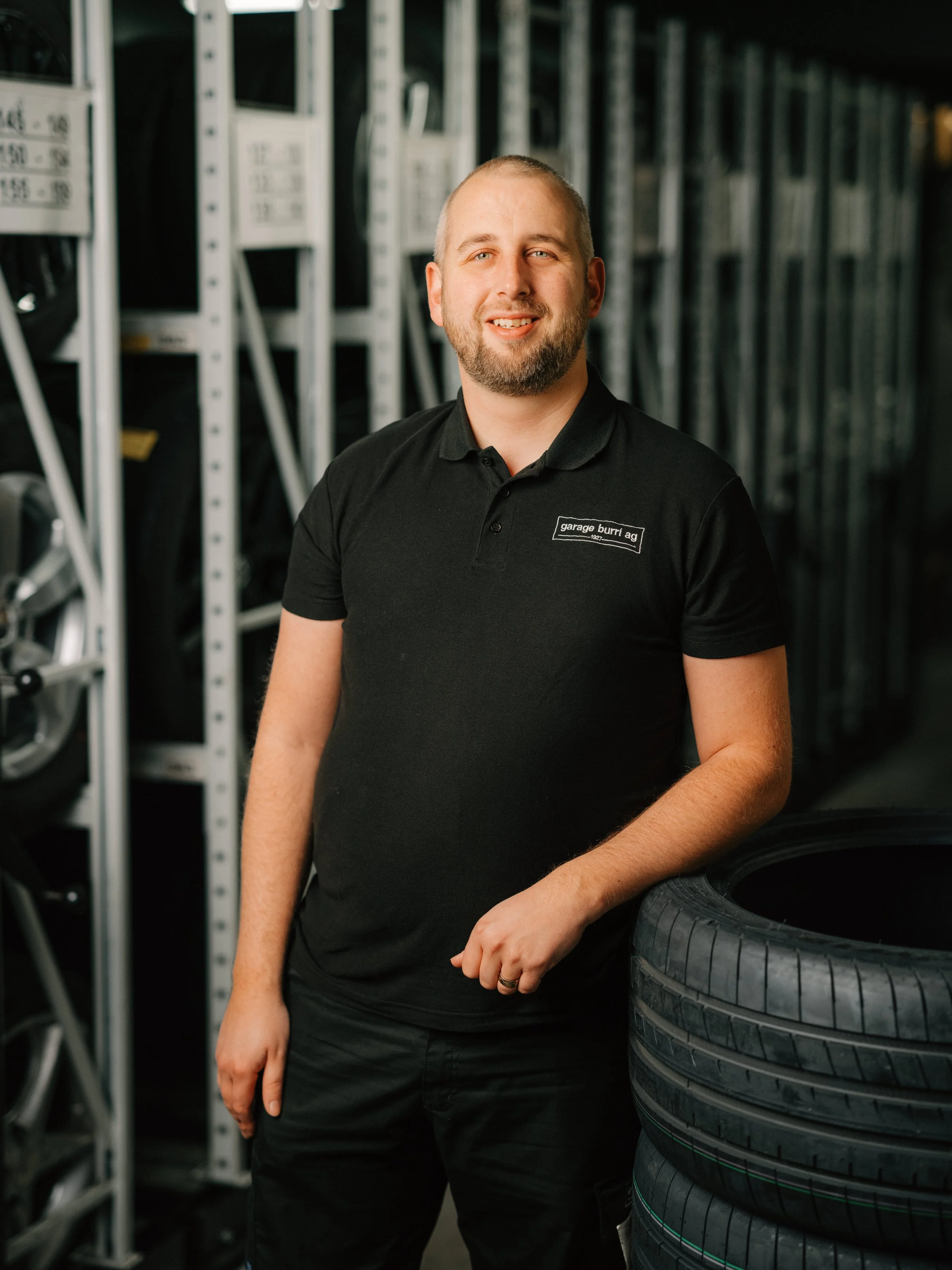 Ein anonymes Profilbild einer Person, ein blauer Silhouettenumriss ohne Gesicht oder Details, vor einem weißen Hintergrund.