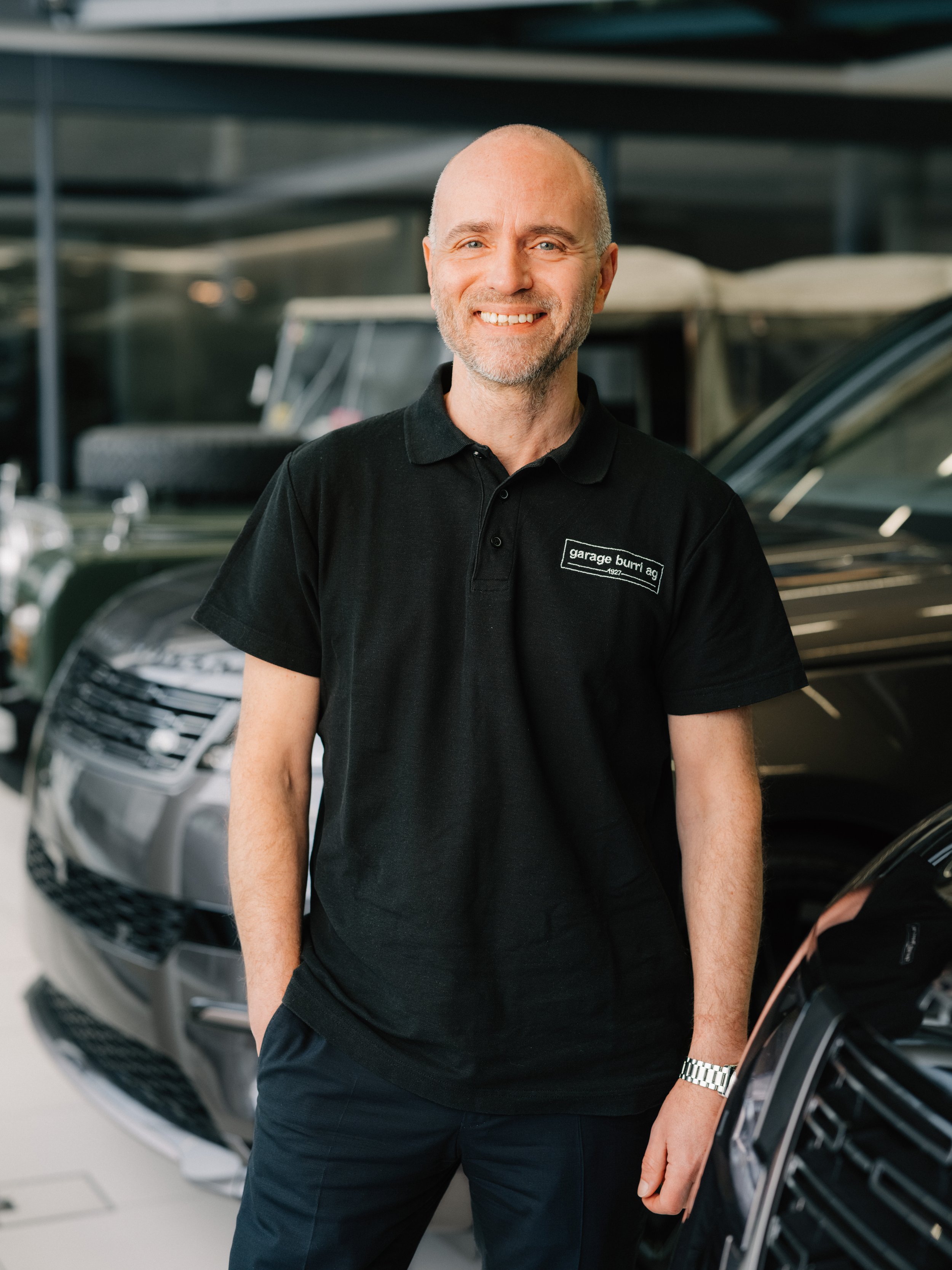 Ein Platzhalterbild einer Personensilhouette in Grau auf weißem Hintergrund.