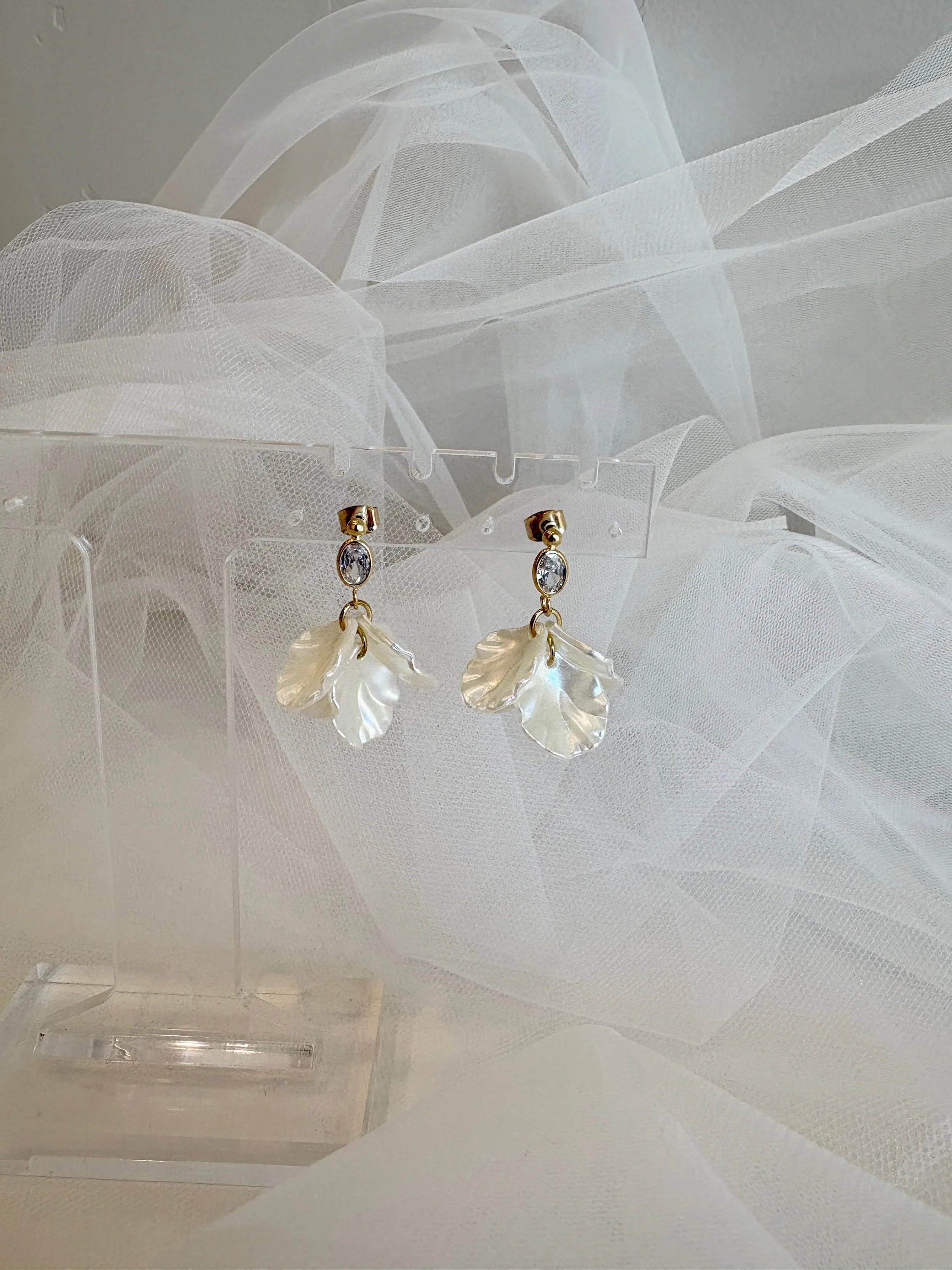 Pearly Petal Oval Gem Dangle Earring