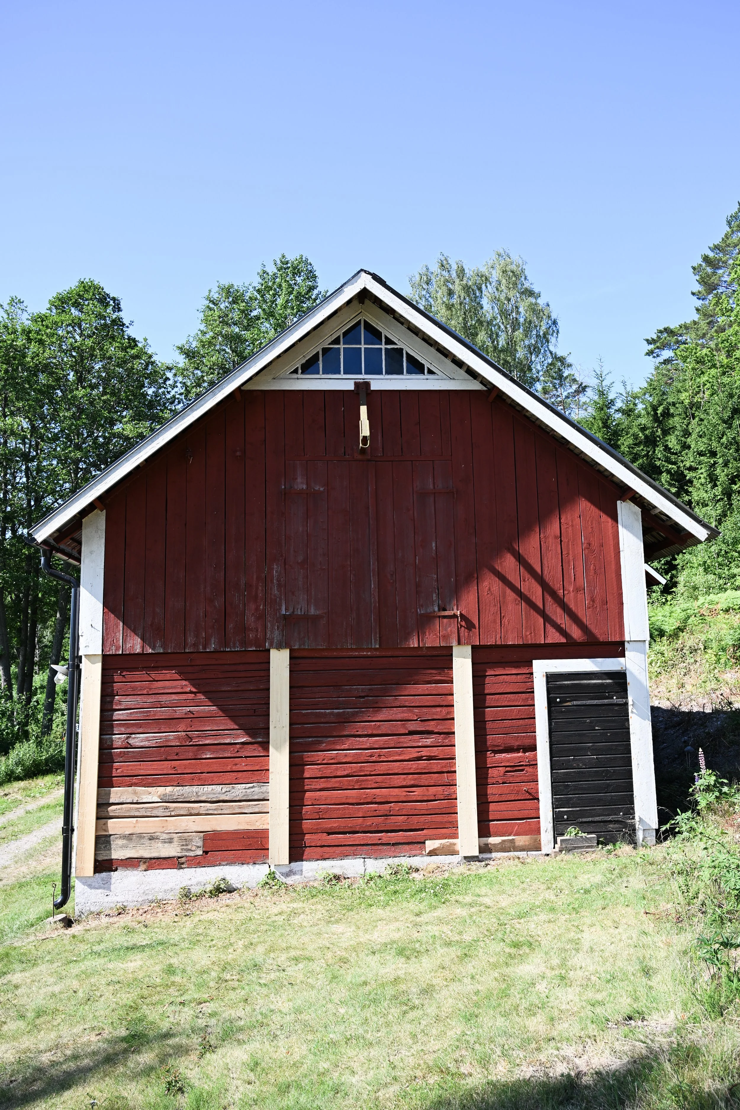 Den närliggande byggnaden har fått nytt timmer där det gamla gett vika.