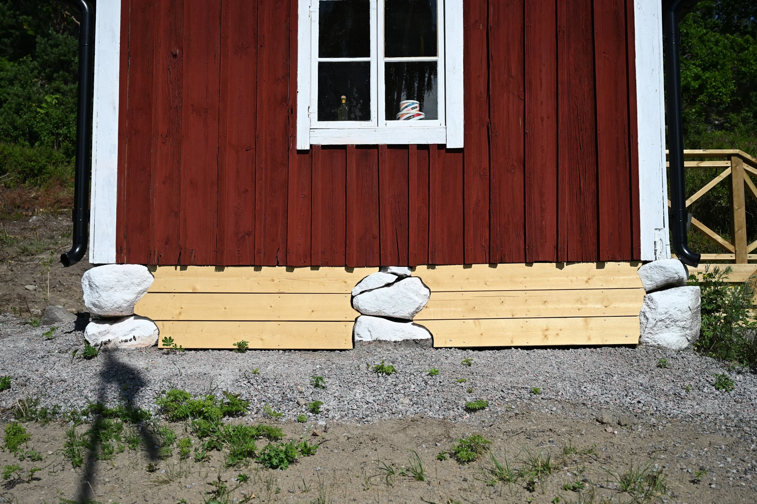 Även grunden har fräschats till och inväntar målning.