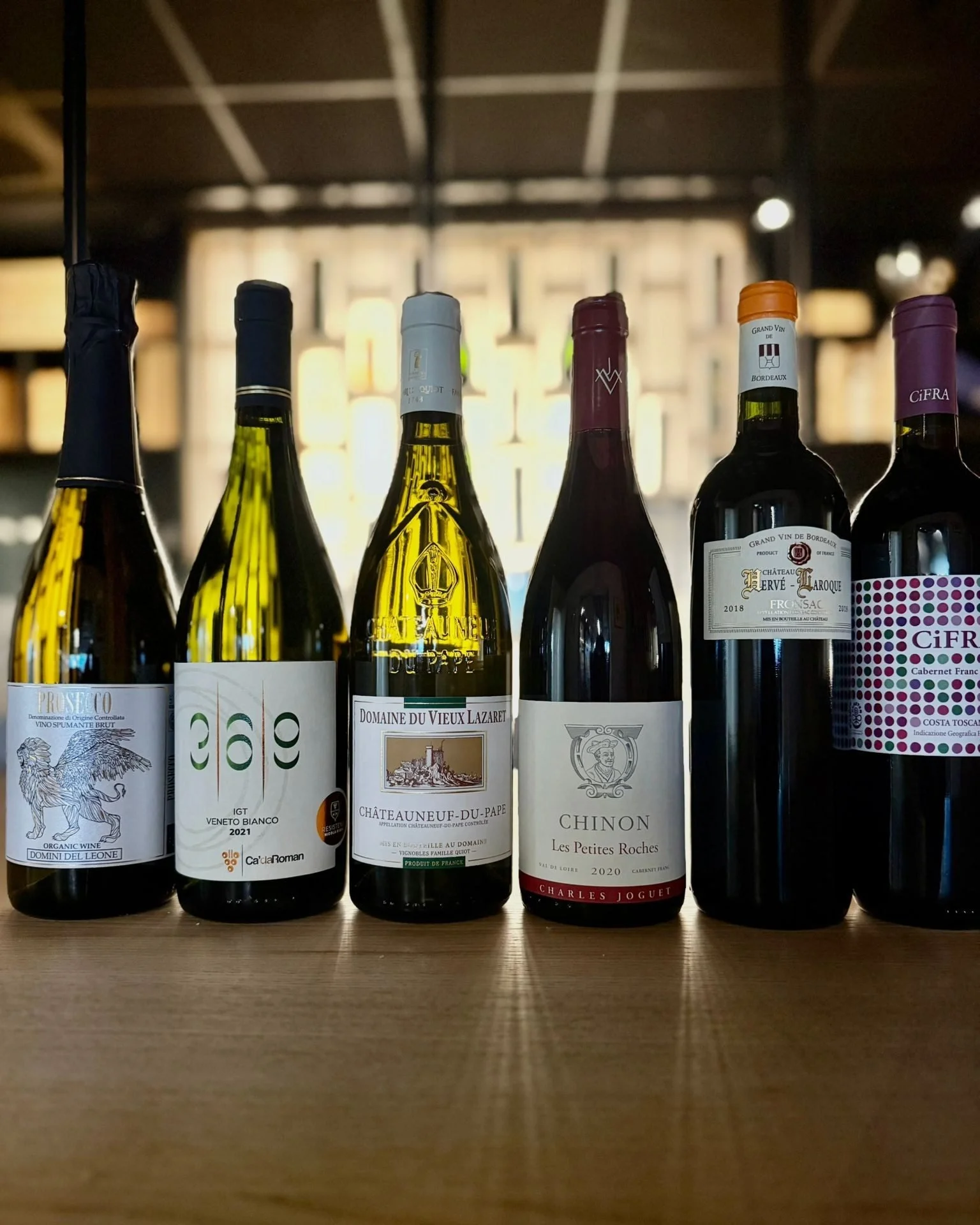 Wijnselectie van Tom Ieven - maart 🍇

Voor zijn selectie van maart koos Tom Ieven opnieuw wijnen met karakter en persoonlijkheid. Flessen die hun terroir laten spreken en die opvallen door hun balans, finesse en authenticiteit.

Het gaat om wijnen v