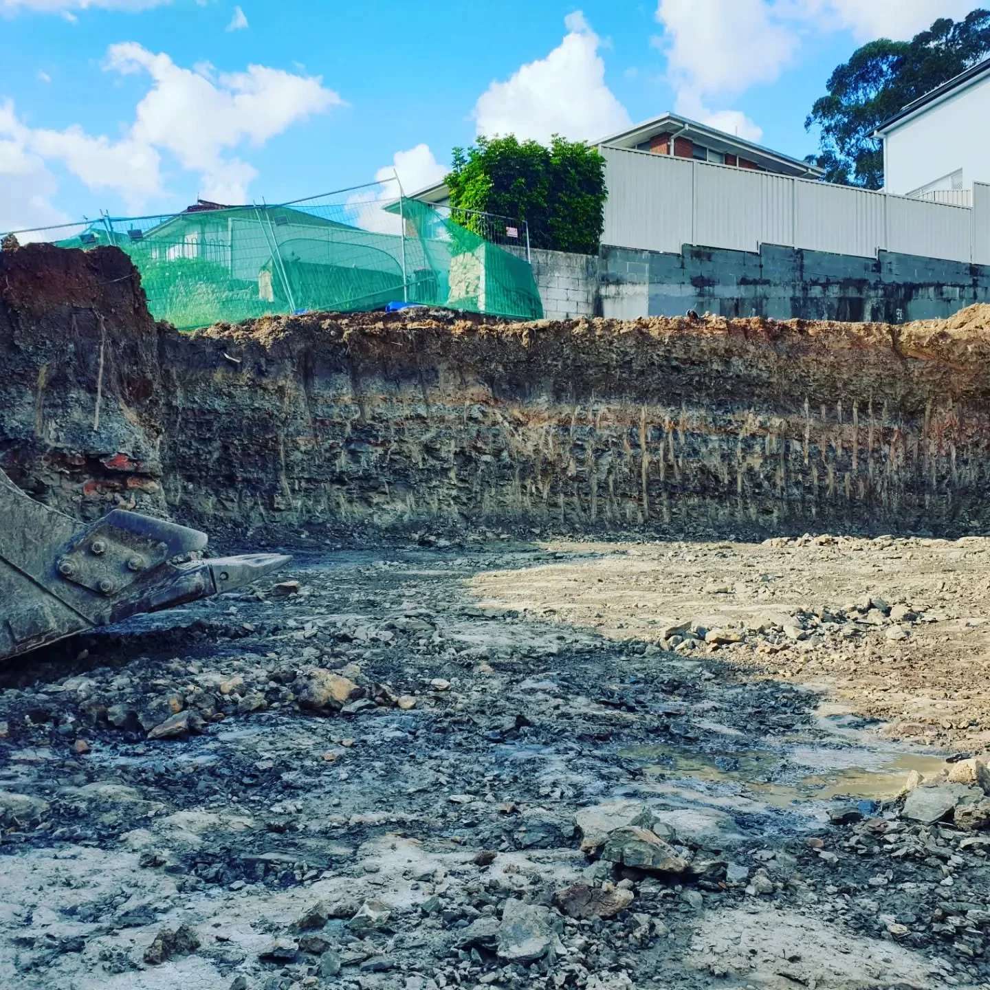 Excavation Shots: beauty of the natural earth layers and some layout / proportion shots at our Kings Corner build 👍😀

#excavation #basement #rock #shale #customhomes #westernsydney