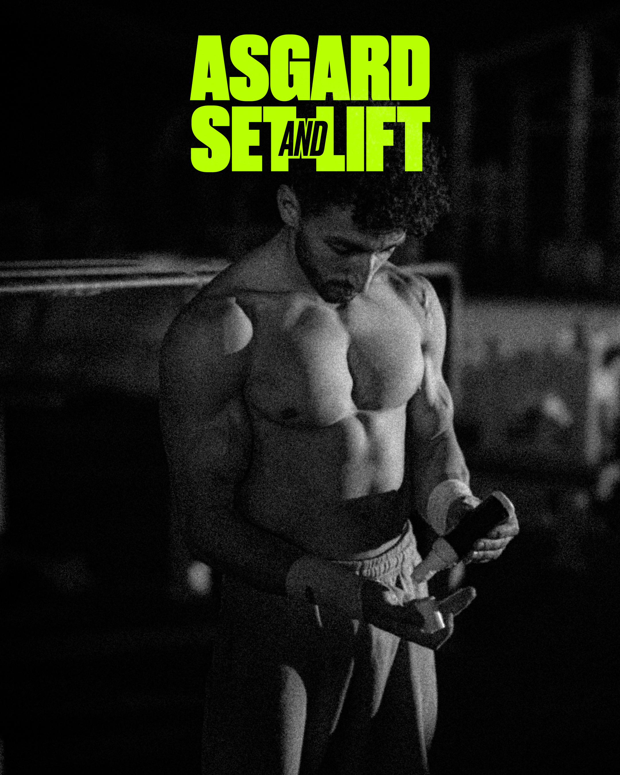 Une photo en noir et blanc d'un homme musclé portant un short avec une ceinture blanche. Il regarde son téléphone portable dans ses mains. En haut, un texte en lettres vert lime indique "ASGARD SE AND LIFT".