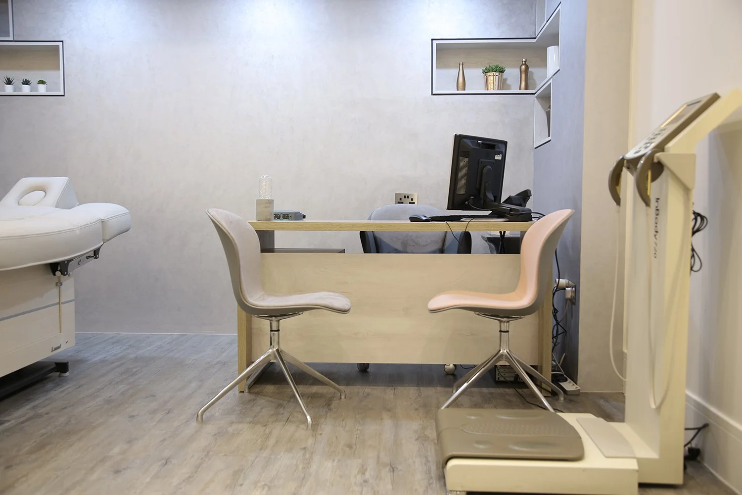 The minimalist doctor's area, with clean lines, light colors, and ample lighting, creates a serene and precise atmosphere, enhancing treatment accuracy and boosting patient confidence.