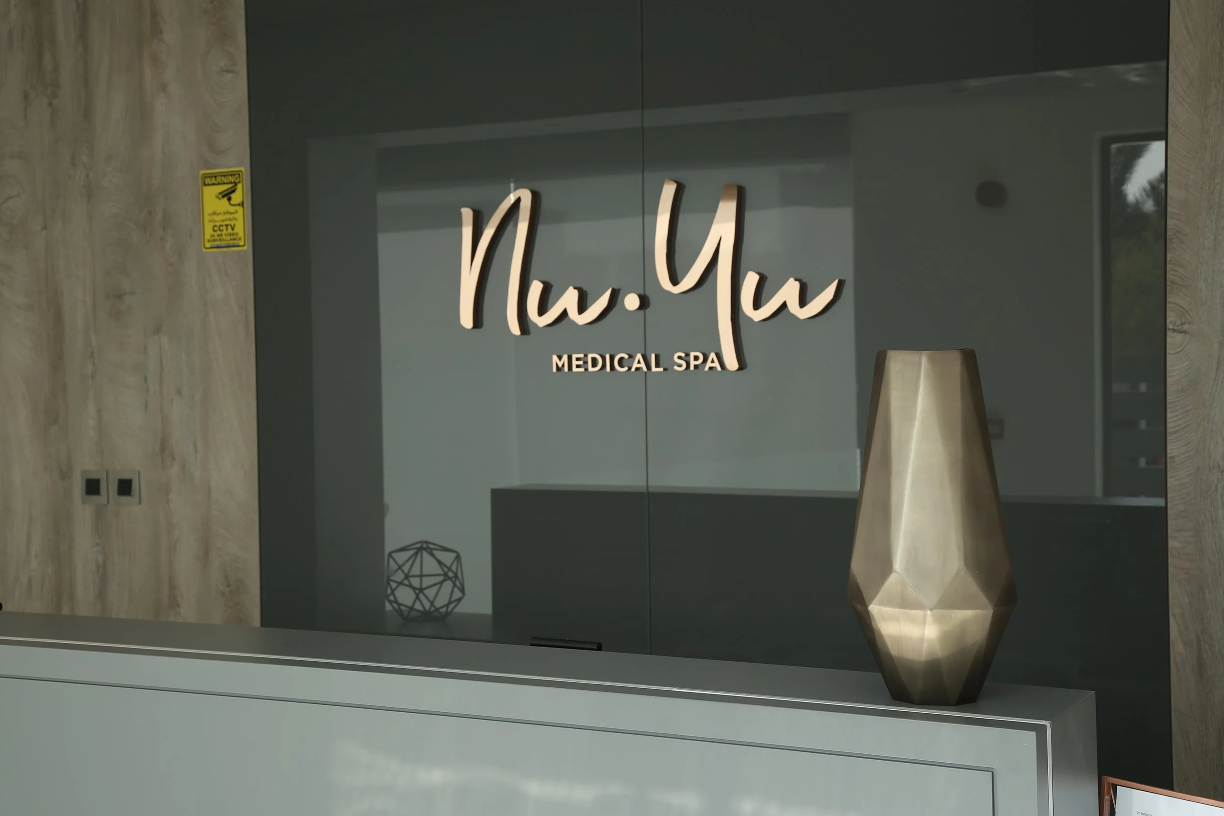 Strategically placed, the brand logo on the reception desk reinforces identity and adds elegance with signature colors and materials.