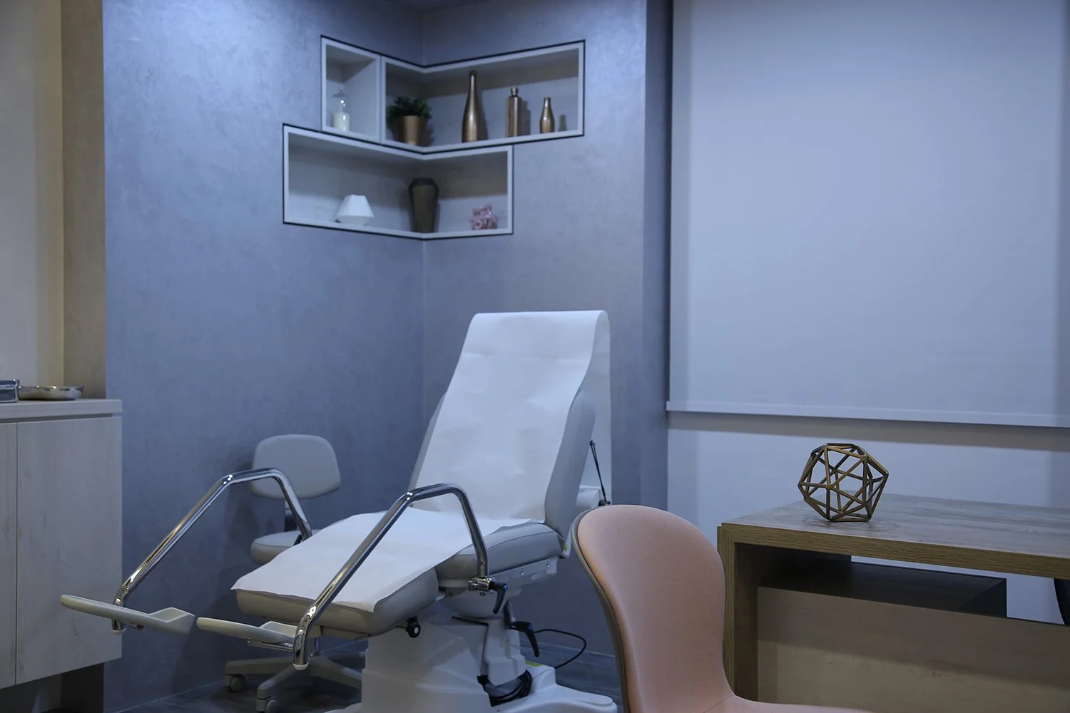 Light-colored furniture and decor create a warm, inviting atmosphere, helping reduce anxiety and discomfort, especially during facial treatments.