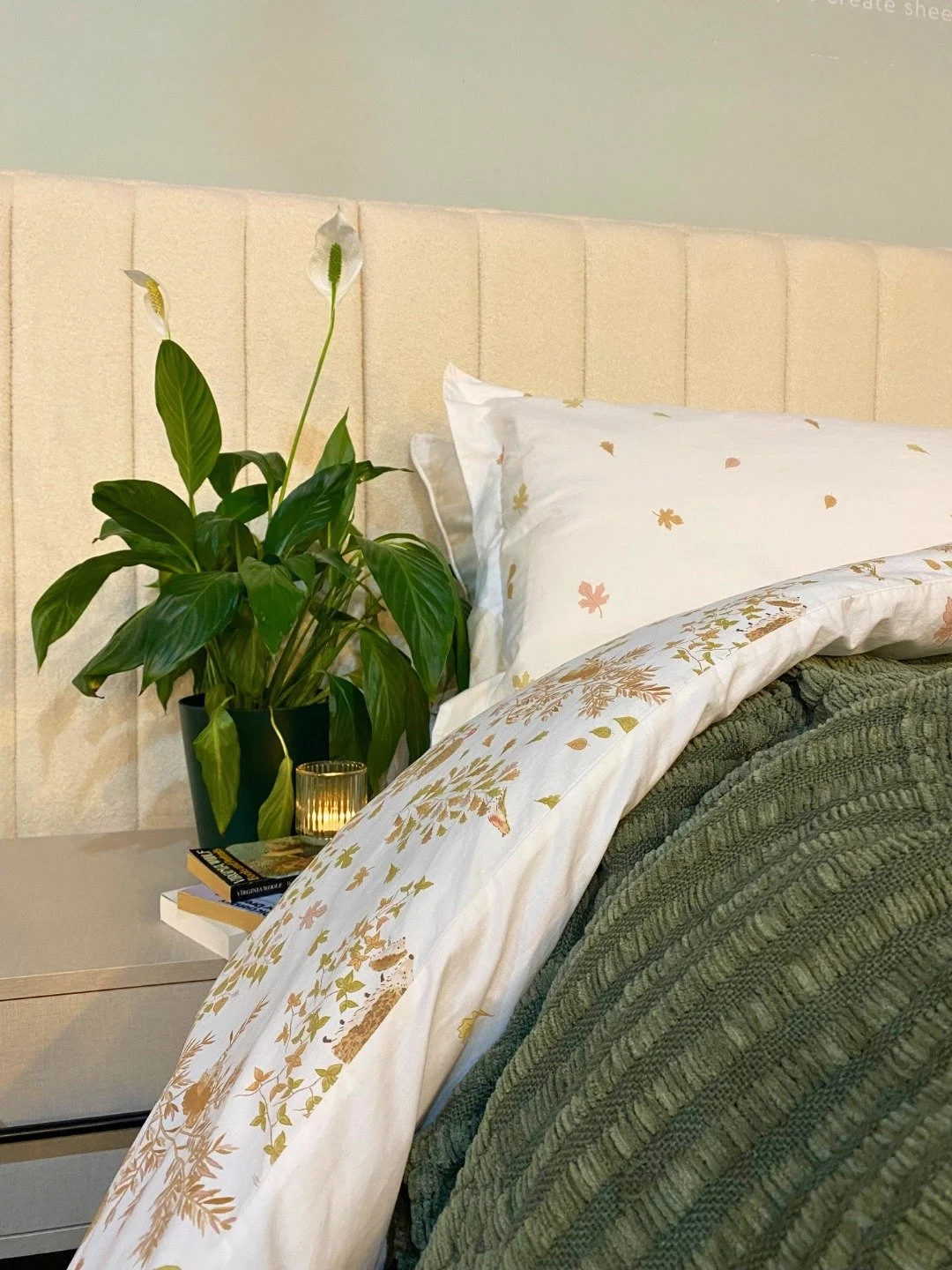 Candles lit, books, the bed already made. How are you spending your January evenings? 

🛏️ Woodland Friends bedding by Sophie Allport 

#Beds #Bedding #Sleep #SleepBetter #SleepInspo