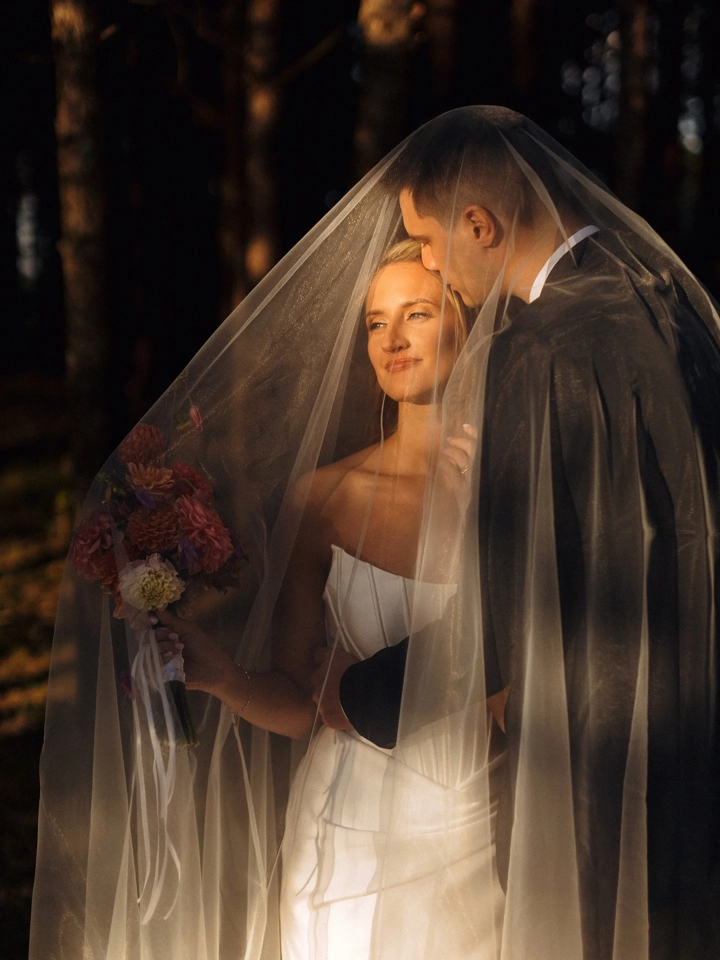 Tokios saulėtos ir ry&scaron;kios spalio vestuvės💛🍂
Ugnė&amp;Simas 🎞️

 #weddingphotography #photosession #photoshoot #weddingday #weddingdress #weddinginspiration #lovestory #photosession #fotografaslietuva #fotosesija #vestuves #vestuviufotograf