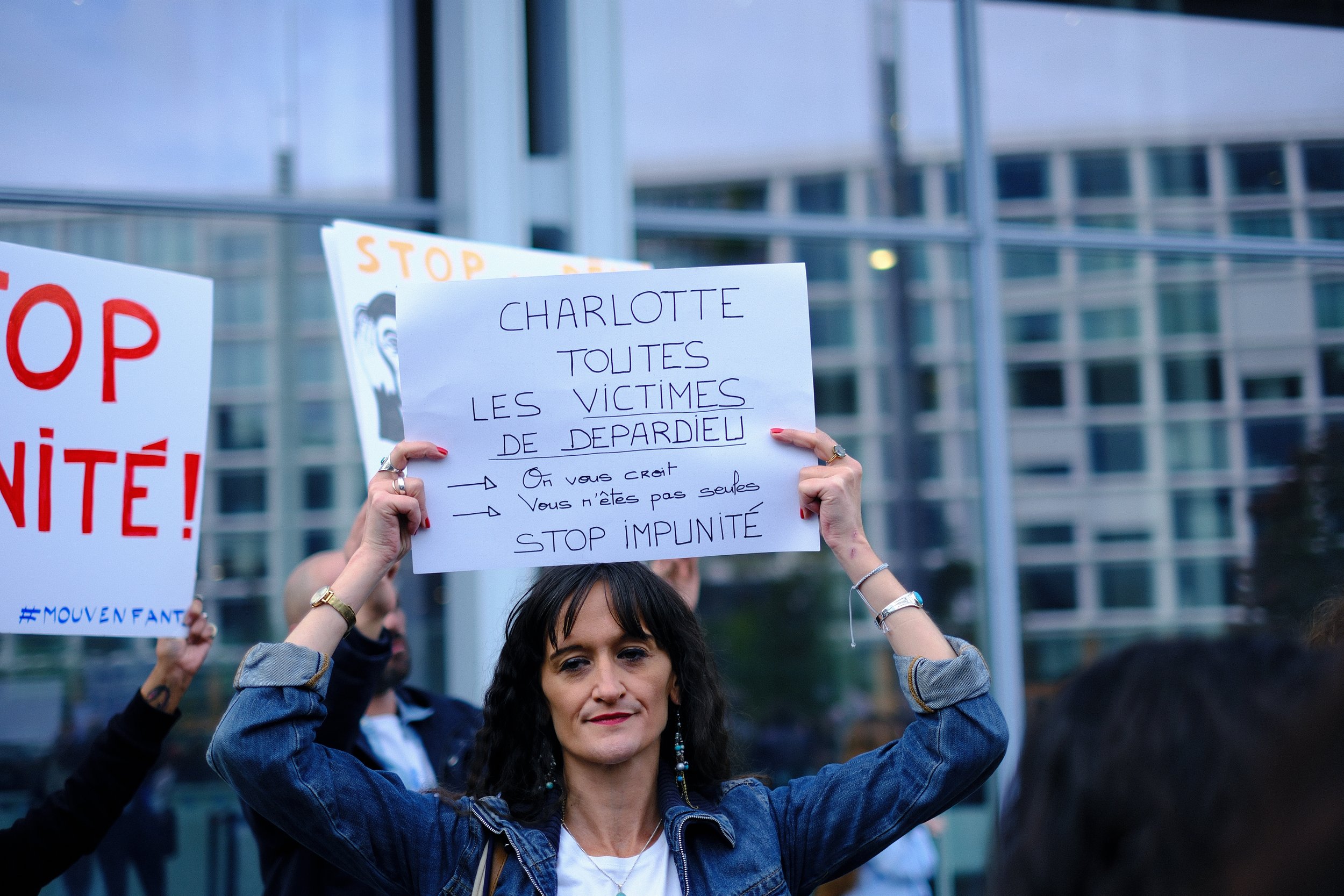 Rassemblement au tribunal de justice en soutien aux victimes de Gérard Depardieu ainsi que toutes les victimes de VHSS