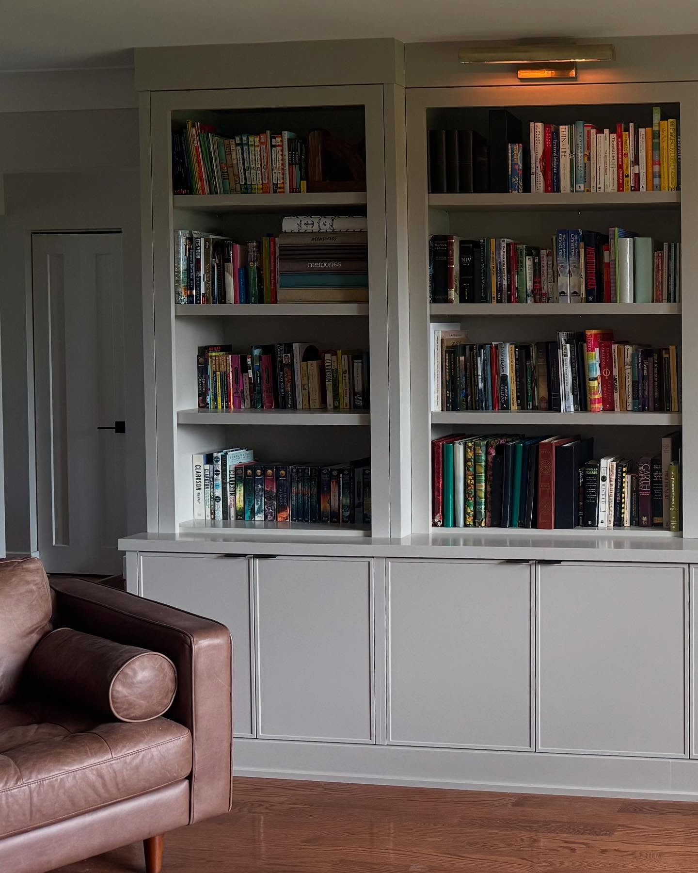 Depth, texture, and tone&mdash;this library doesn&rsquo;t whisper, it speaks softly.

#homelibrary #luxurylifestyle #luxuryliving #costummillwork #windsoressex #elegantspaces #sherwinwilliamspaint