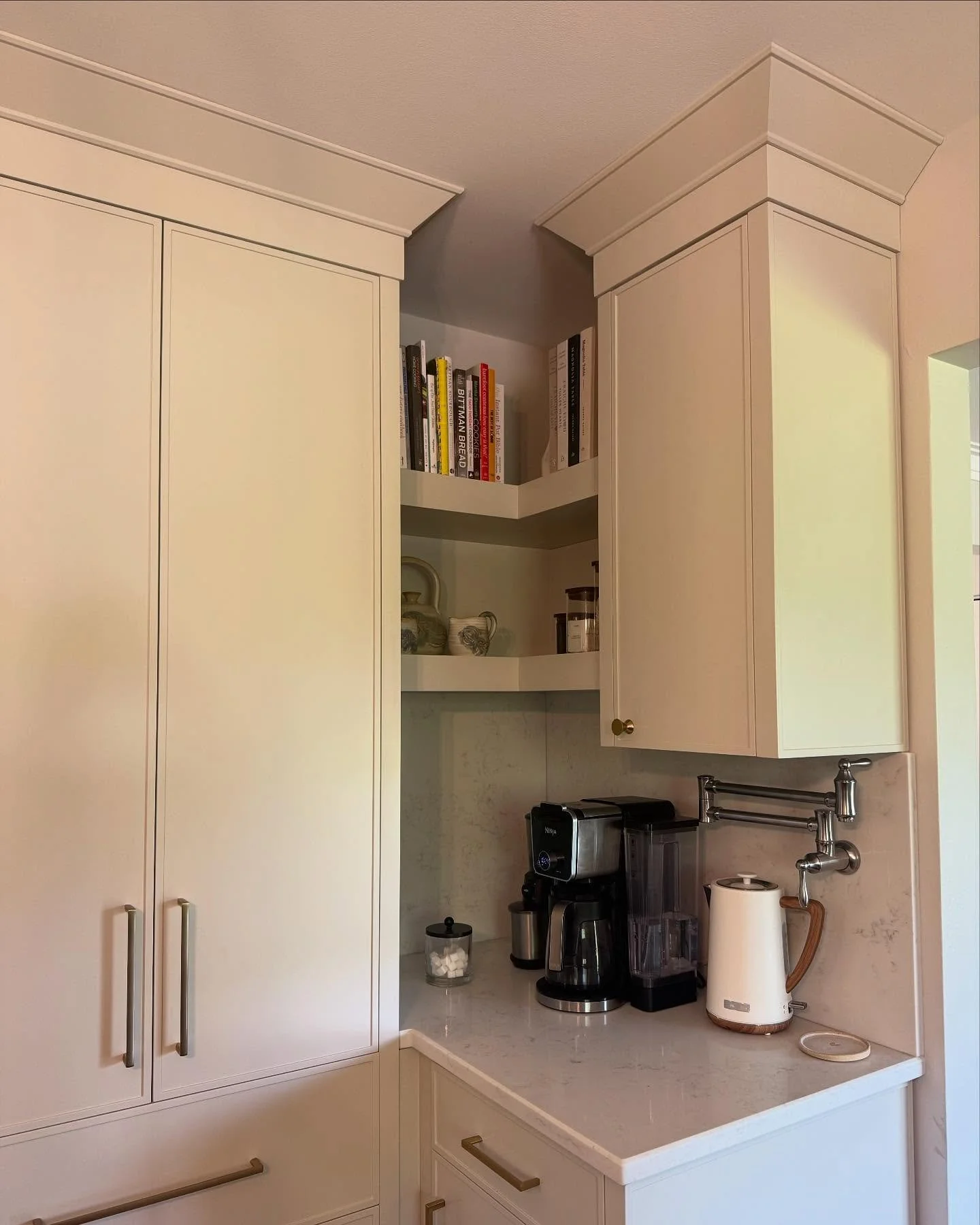Who says a kitchen corner can&rsquo;t make a statement?

#luxurykitchen #highendkitchens #coffeestation #windsoressex #customkitchens #woodworking #benjaminmoorepaint #homeinspo #dreamkitchen