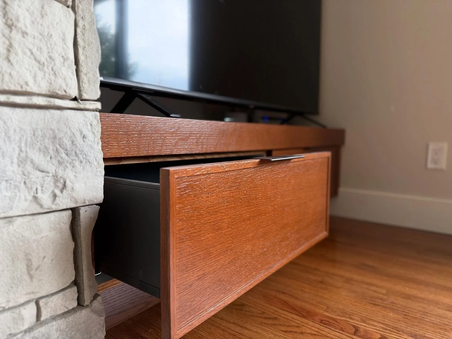 Simply elegant 
#wood #woodworking #custumcabinets #windsoressex #custumcolor #luxurylifestyle #tvroom #cabinet