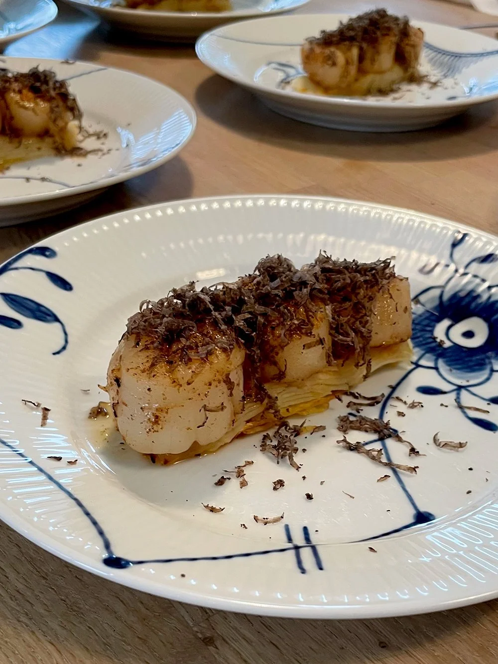 JATAK_Kammusling---Pavé-af-selleri---frisk-trøffel---Selleri-sauce.jpg