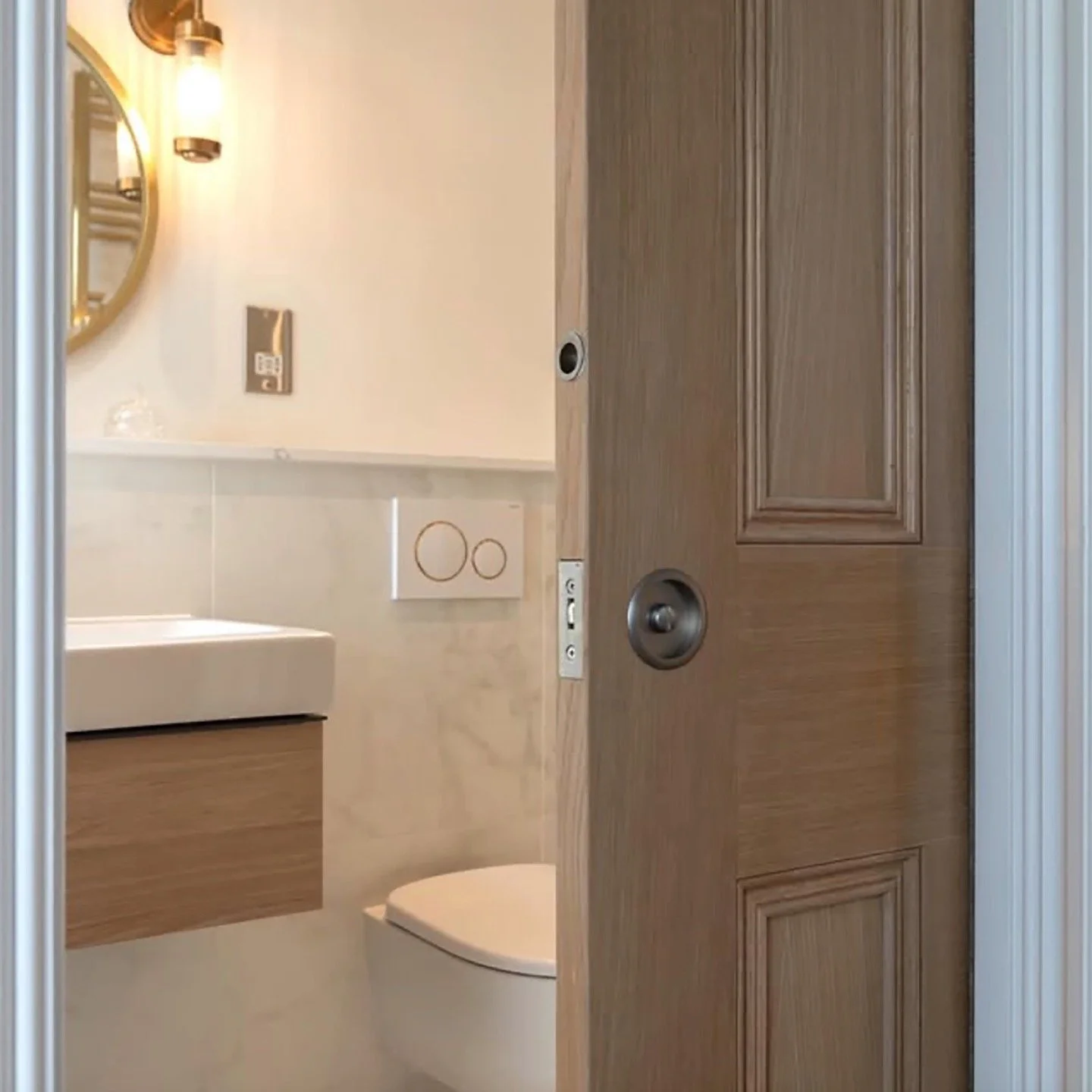 We&rsquo;ve received some amazing pics from @salcombeinteriors that really showcase the difference a pocket door can make in the home. First of all we can see how you can combine the same style door in a bedroom as both a standard hinge door and a po