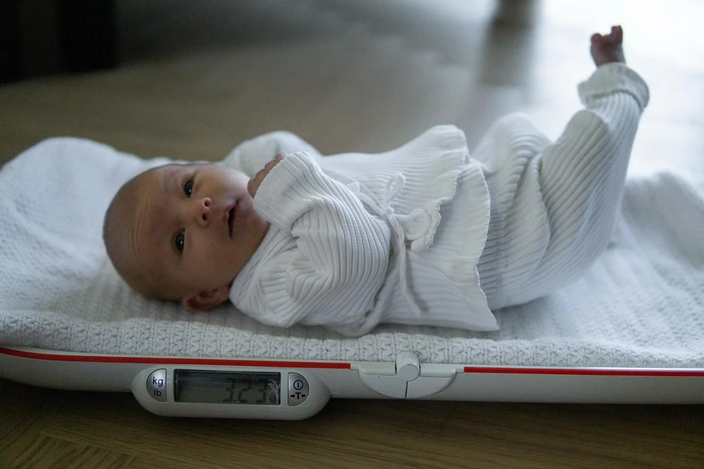 ✨ &Uuml;ber den Gewichtsverlauf eines Neugeborenen &ndash; und warum Vertrauen (&hellip;und Hebammenbegleitung! :) ) so so wichtig ist 🕊️

In den ersten Tagen nach der Geburt verlieren alle Babys ein bisschen Gewicht &ndash; und das ist ganz normal.