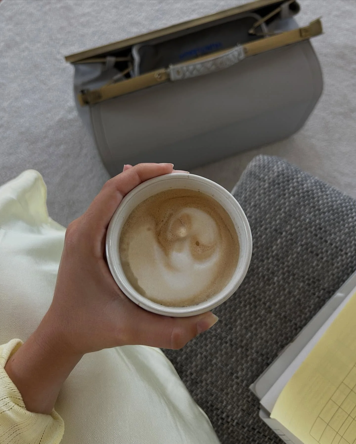 💛Ein ruhiger Moment auf der Couch, der Kaffee in der Hand &ndash; und rundherum das vertraute Gef&uuml;hl von N&auml;he, Vertrauen und Leben.💛

Ich liebe diese Besuche, wenn Zeit da ist f&uuml;r echte Gespr&auml;che, Fragen, Lachen und manchmal auc