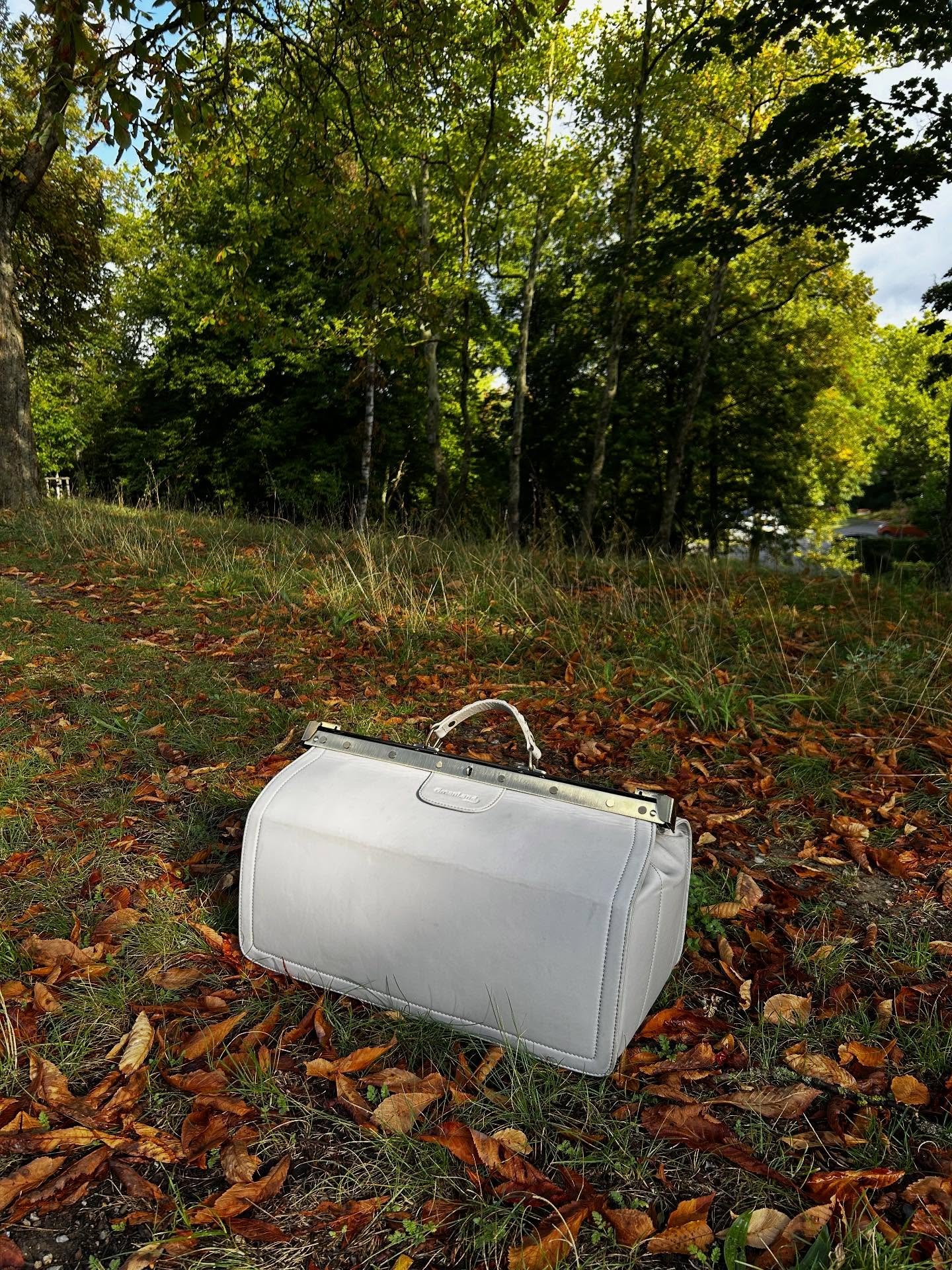 🍂🍁🪿✨ Herbststimmung &amp; Hebammenalltag ✨🍂🍁🪿

Zwischen buntem Laub und k&uuml;hler Luft begleitet mich mein Hebammenkoffer &ndash; mein treuer Begleiter auf allen Wegen zu den Schwangeren.

Darin steckt alles, was ich brauche, um euch in diese