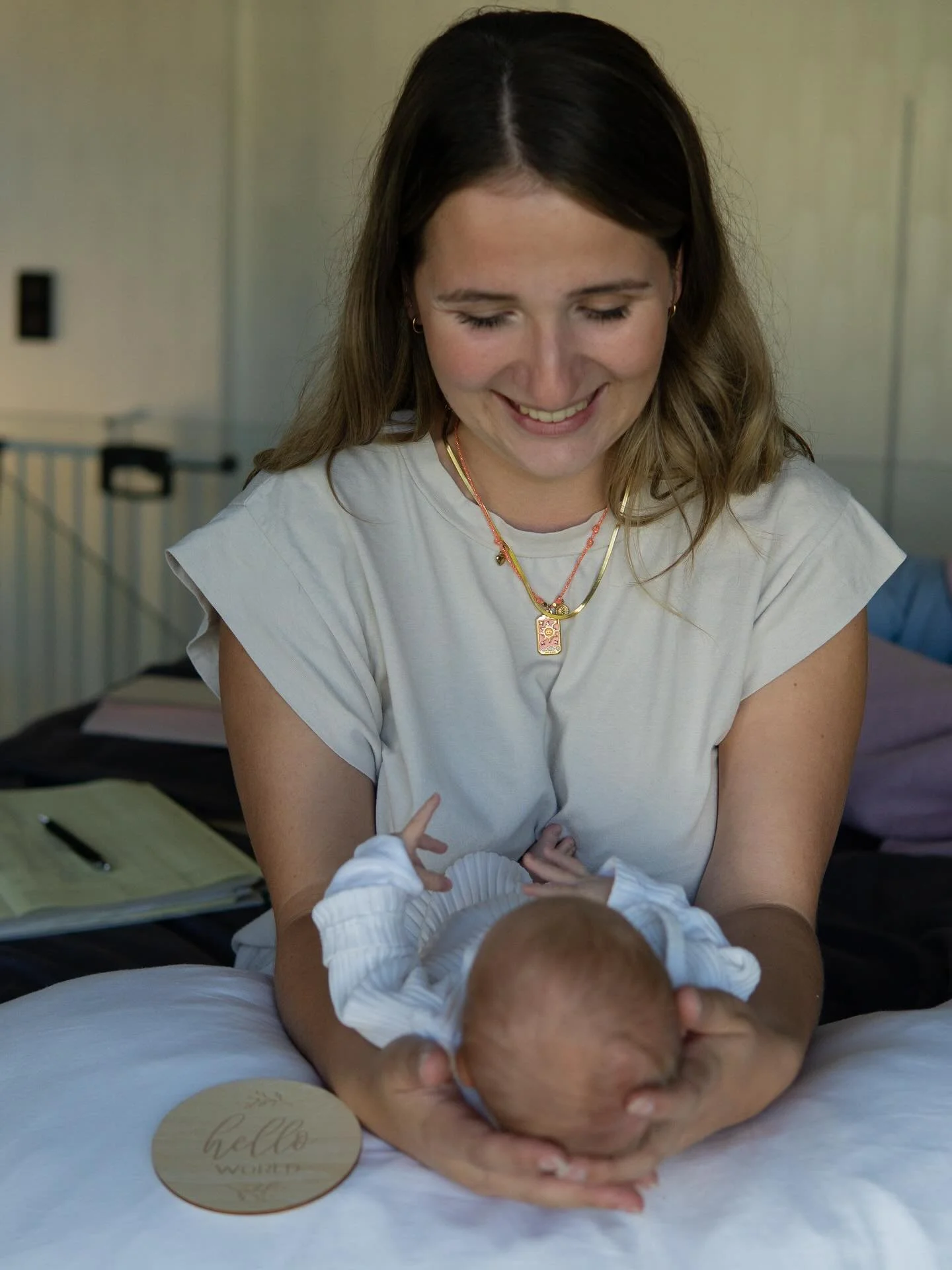 🫧 gehalten, getragen, geborgen 🫧

Ein Neugeborenes zu halten bedeutet f&uuml;r mich nicht nur, es zu st&uuml;tzen &ndash; sondern auch Eltern das Gef&uuml;hl zu geben: Ihr seid nicht allein, wir gehen diesen Anfang gemeinsam.

F&uuml;r mich ist es 