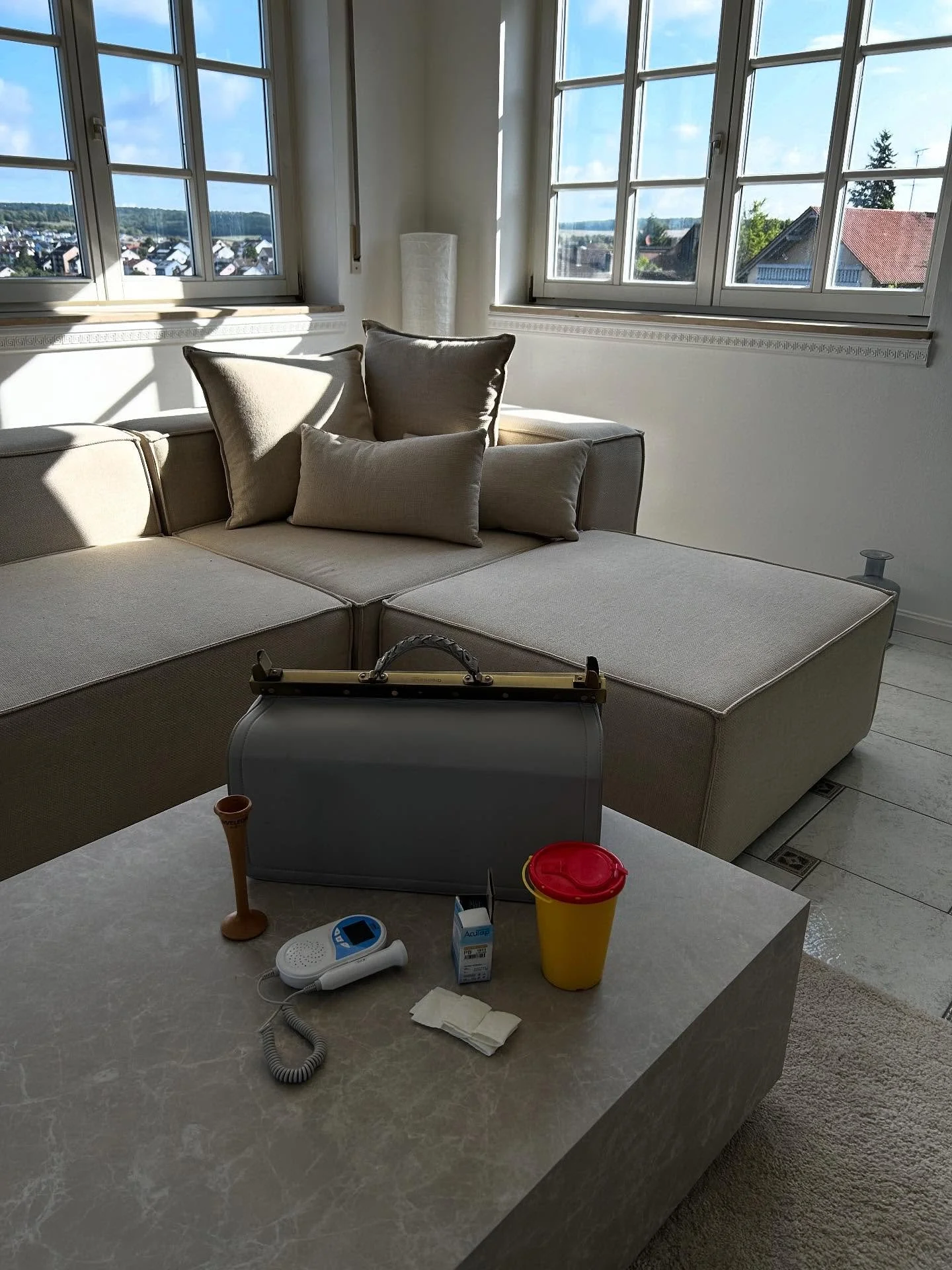 F&uuml;r mich gibt es kaum etwas Sch&ouml;neres, als mit meinen Frauen ganz entspannt auf der Couch zu sitzen 🛋️✨ &ndash; in Ruhe Zeit zu haben, zuzuh&ouml;ren, Fragen zu beantworten und auf das einzugehen, was die Schwangerschaft gerade mit sich br