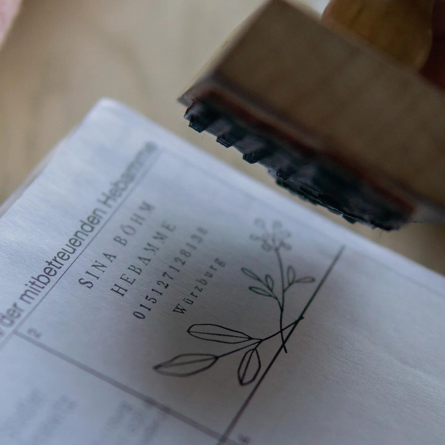 ✨Ein kleiner Abdruck, eine gro&szlig;e Bedeutung.
Mein Hebammen-Stempel &ndash; Zeichen f&uuml;r Begleitung, Vertrauen &amp; Herzblut. ✨

#hebammew&uuml;rzburg #hebamme #begleitungaufaugenh&ouml;he