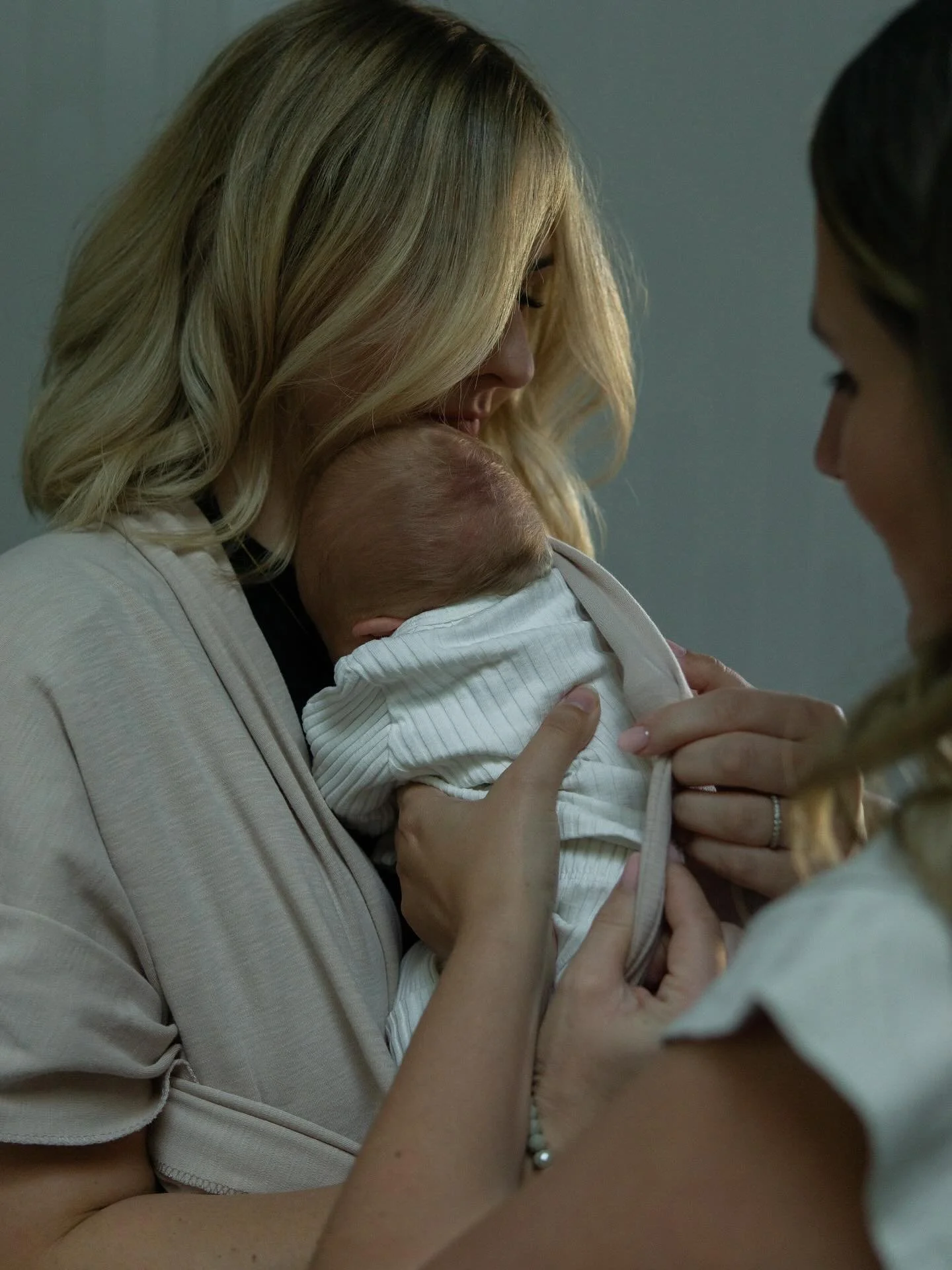 Schon in den allerersten Tagen nach der Geburt zeigt sich etwas Wundersch&ouml;nes und Tiefes: Wir Menschen sind Traglinge. 💛✨

Unsere Babys kommen mit dem nat&uuml;rlichen Bed&uuml;rfnis nach N&auml;he, W&auml;rme und Geborgenheit zur Welt. Sie suc