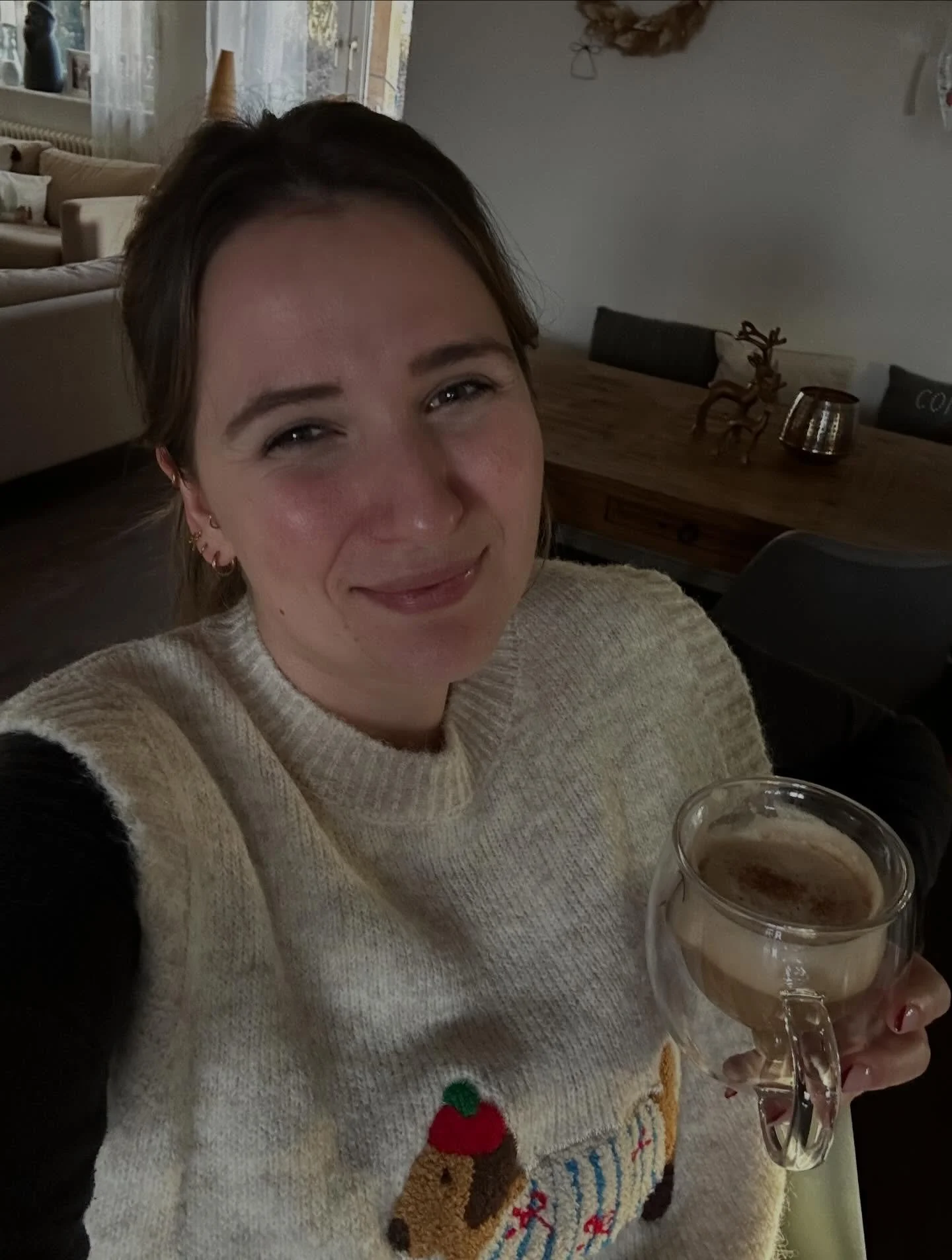 Die Weihnachtszeit darf laut sein &ndash;
aber sie darf auch leise.
Ein Atemzug. Schultern sinken lassen.
Nicht gestern, nicht morgen.
Jetzt. ☕️ 

Ruhe beginnt nicht erst nach Weihnachten.
Manchmal beginnt sie genau hier und jetzt. ✨

#weihnachtszeit