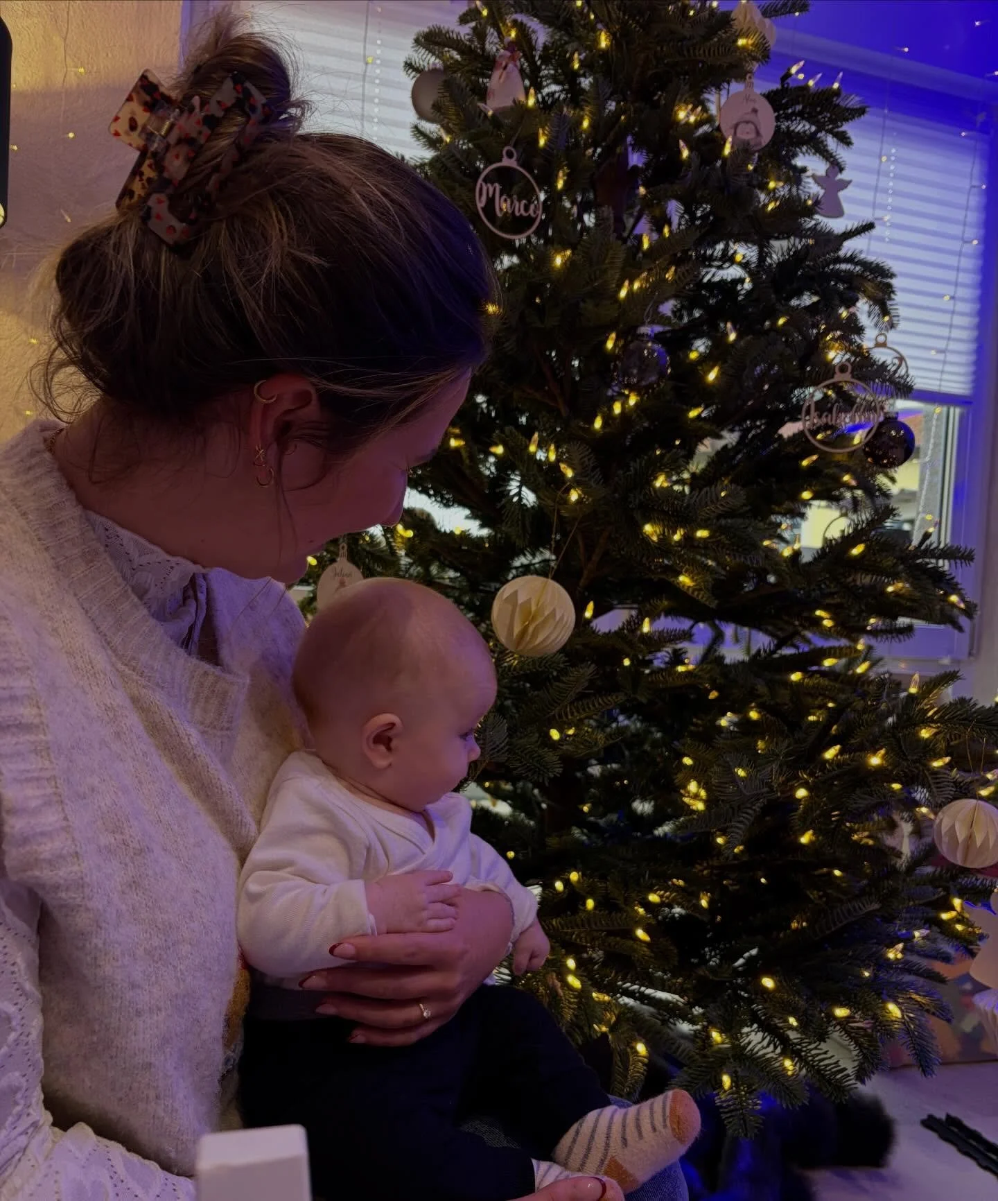 Zwischen Lichtern, leisen Momenten und gro&szlig;en Kinderaugen ✨
Ich w&uuml;nsche euch ein Weihnachten voller N&auml;he, W&auml;rme und kleiner Wunder. 🎄🤍

#hebamme #hebammew&uuml;rzburg #weihnachten